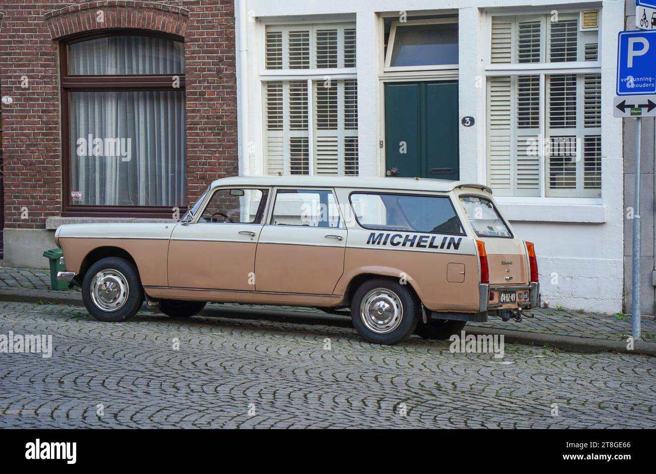 Vintage Peugeot 404 Break Familiale, voiture classique. Pays-Bas. Banque D'Images