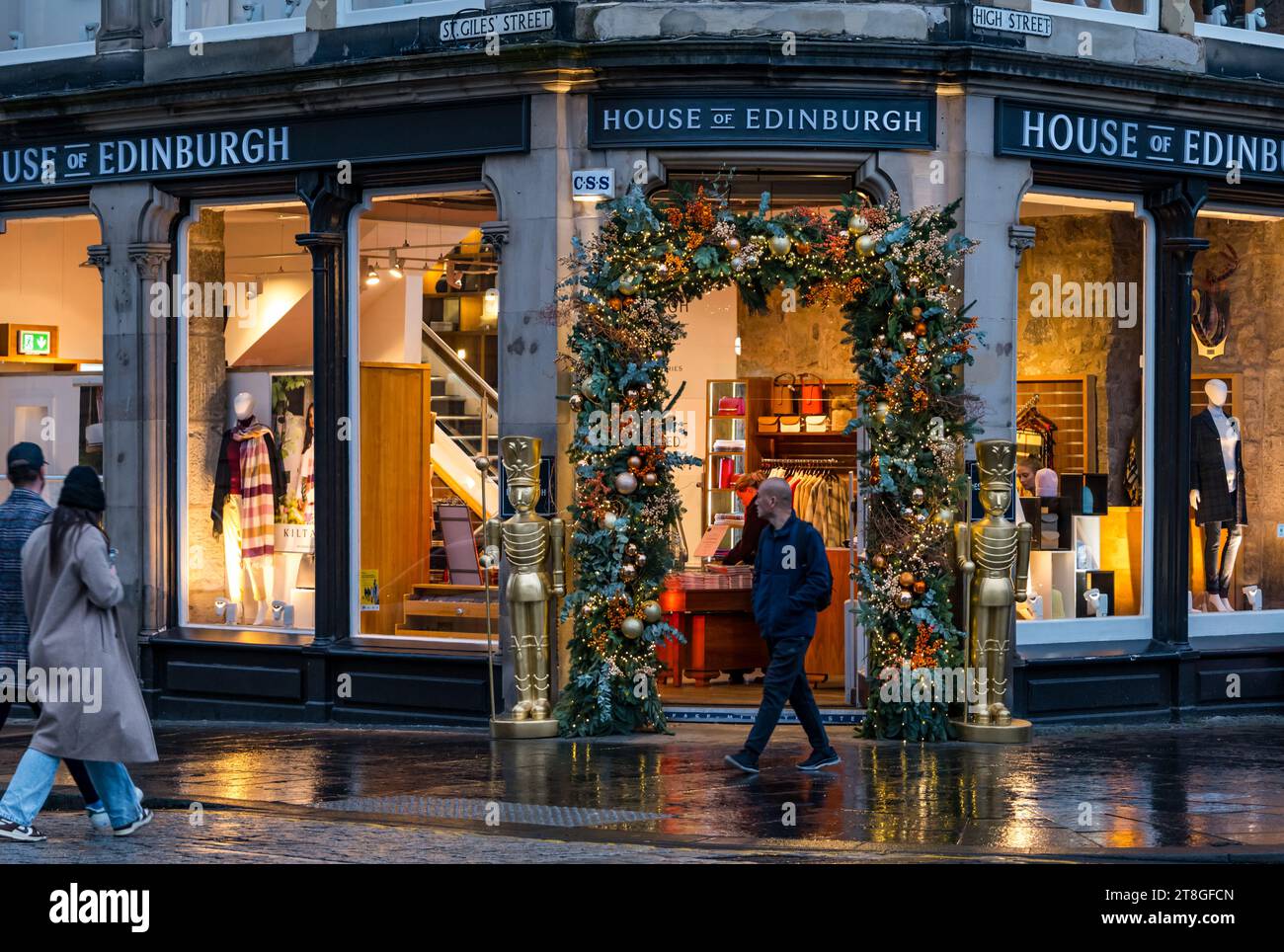 Édimbourg, Écosse, Royaume-Uni, 20 novembre 2023. Les lumières des décorations de Noël sur une boutique touristique dans le Royal Mile sont une attraction dans la lumière du crépuscule que les gens passent devant. Crédit : Sally Anderson/Alamy Live News Banque D'Images
