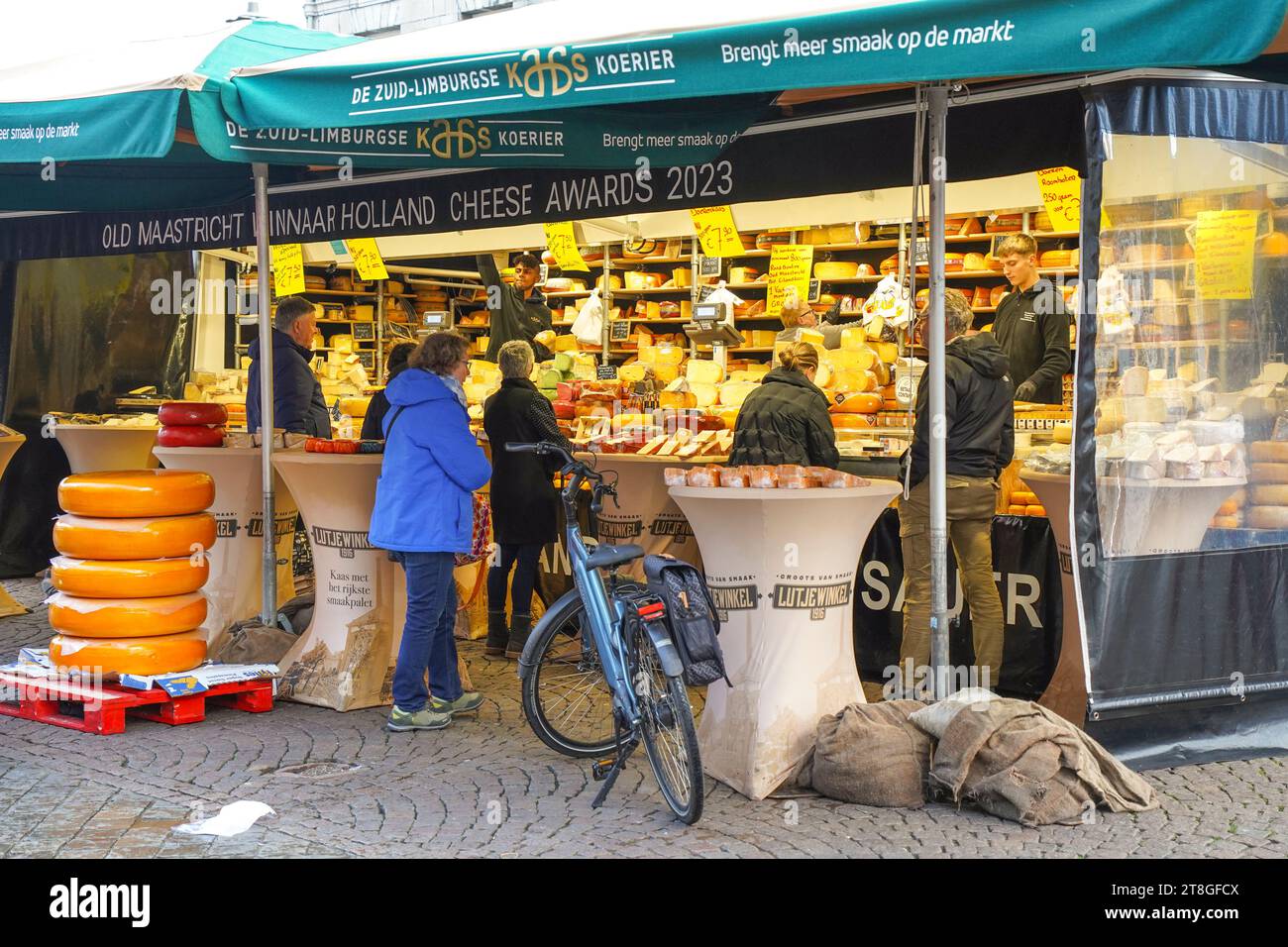 Stand de fromage hollandais, stand sur le marché extérieur, Maastricht, Limbourg, pays-Bas. Banque D'Images
