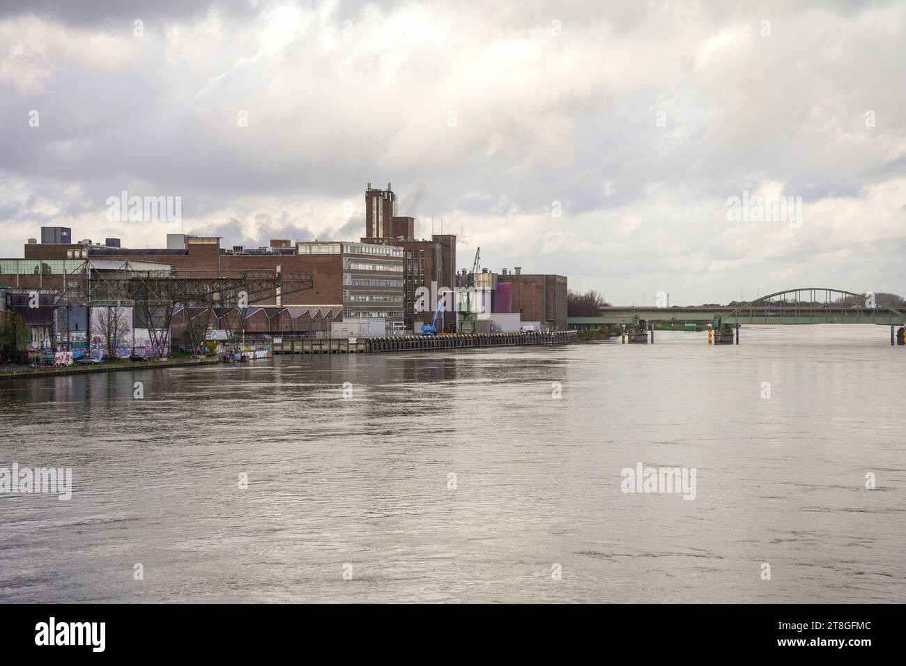 La rivière Maas, la rivière Meuse, avec Noorderbrug, Maastricht, Limbourg, pays-Bas. Banque D'Images