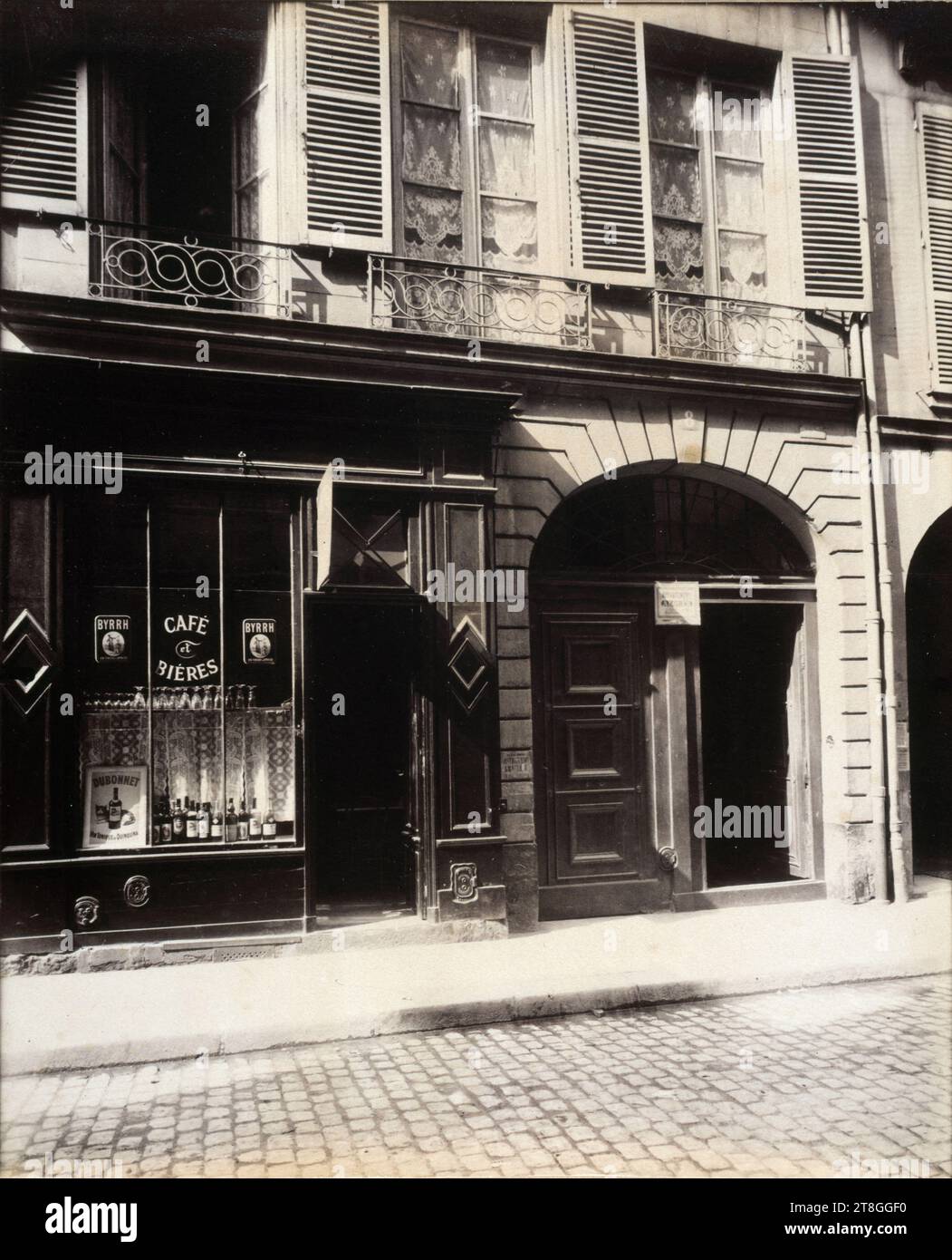 Ancien hôtel, 8 rue Guénégaud, 6e arrondissement, Paris, Atget, Eugène (Jean Eugène Auguste Atget), photographe, Photographie, Arts graphiques, Albumen print, dimensions - travail : hauteur : 21,8 cm, largeur : 17,9 cm Banque D'Images