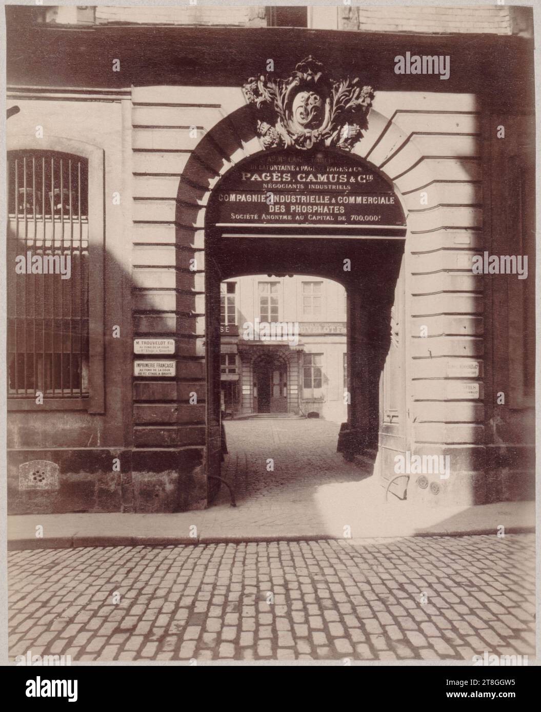 Ancien Hôtel de Choisy (Hôtel d'Estrées), 8 rue Barbette, 3e arrondissement, Paris, Atget, Eugène (Jean Eugène Auguste Atget), photographe, Photographie, Arts graphiques, Albumen print, dimensions - travail : hauteur : 22cm, largeur : 17.6cm Banque D'Images