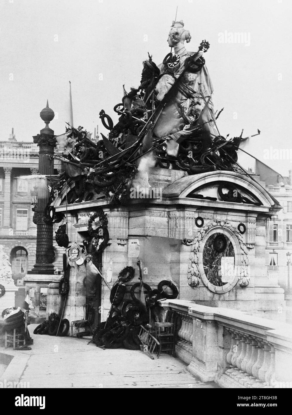 Statue de la ville de Strasbourg, place de la Concorde, commémoration de la fédérée avec gerbe de fleurs pendant la commune de Paris, 1871. 8e arrondissement, Paris, 2e moitié 19e siècle, Photographie, Arts graphiques, Photographie, Dimensions - oeuvre : hauteur : 21.9cm, largeur : 16cm Banque D'Images