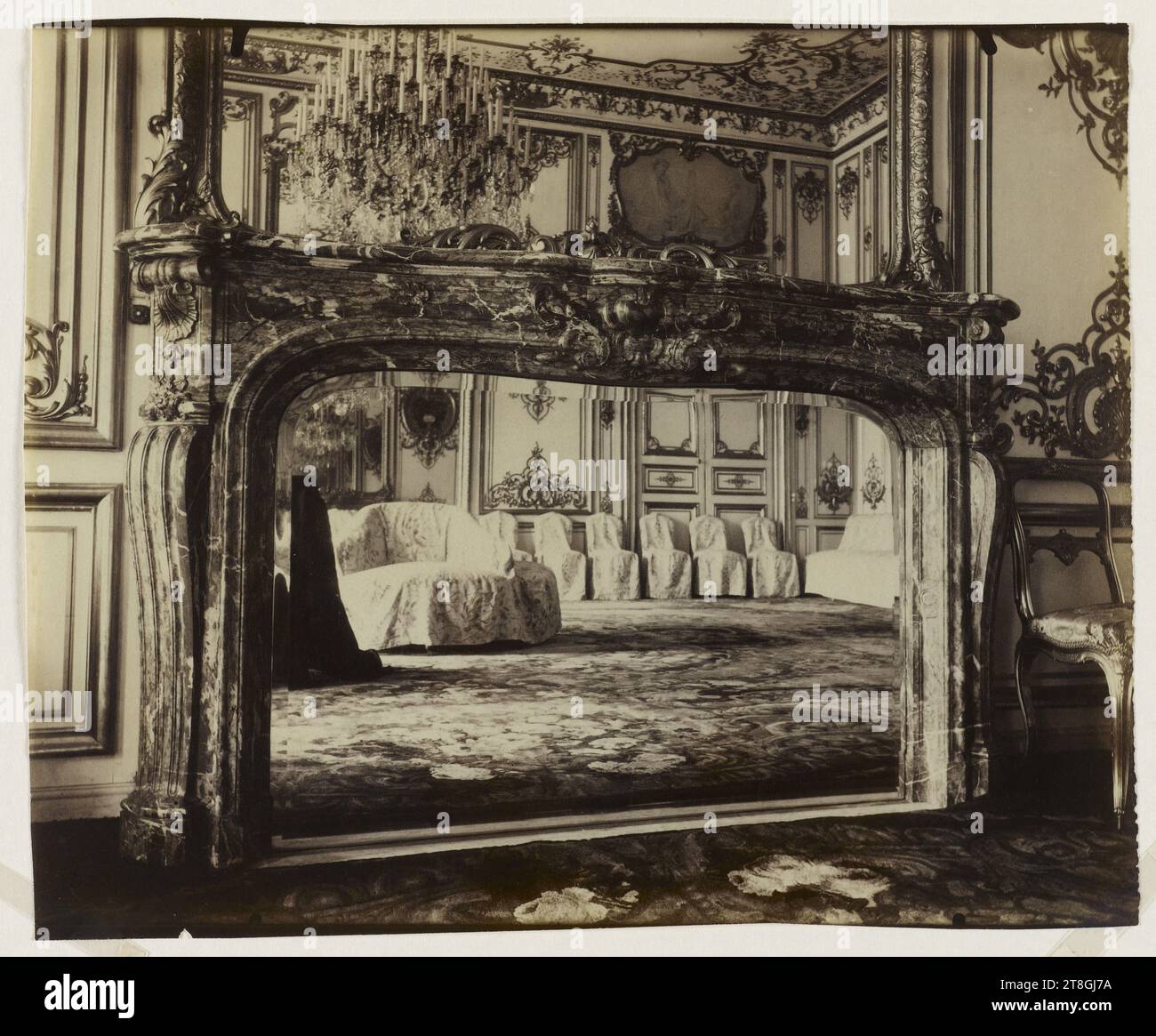 Cheminée, Hôtel de Matignon (Hôtel du Maréchal de Montmorency, ex-Ambassade d'Autriche) 57 rue de Varenne, 7e arrondissement, Paris, Atget, Eugène (Jean Eugène Auguste Atget), photographe, Photographie, Arts graphiques, tirage albumen, dimensions - travail : hauteur : 17,8 cm, largeur : 22 cm Banque D'Images