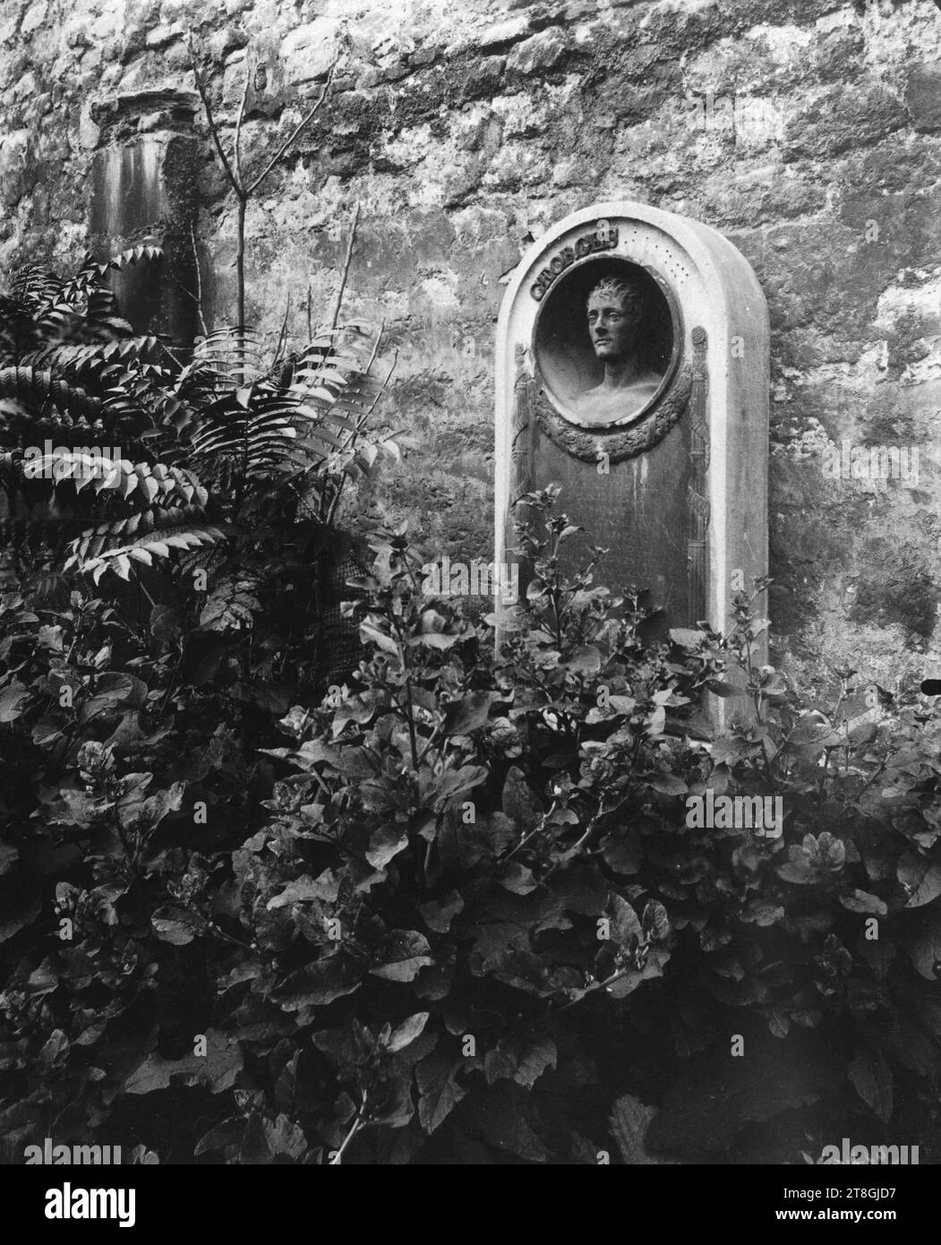 Ancien cimetière Sainte Marguerite, tombeau de Georges Bernard, 11e arrondissement, Paris, Atget, Eugène (Jean Eugène Auguste Atget), photographe, Photographie, Arts graphiques, estampe albumen, dimensions - travail : hauteur : 21,9 cm, largeur : 17.7cm Banque D'Images