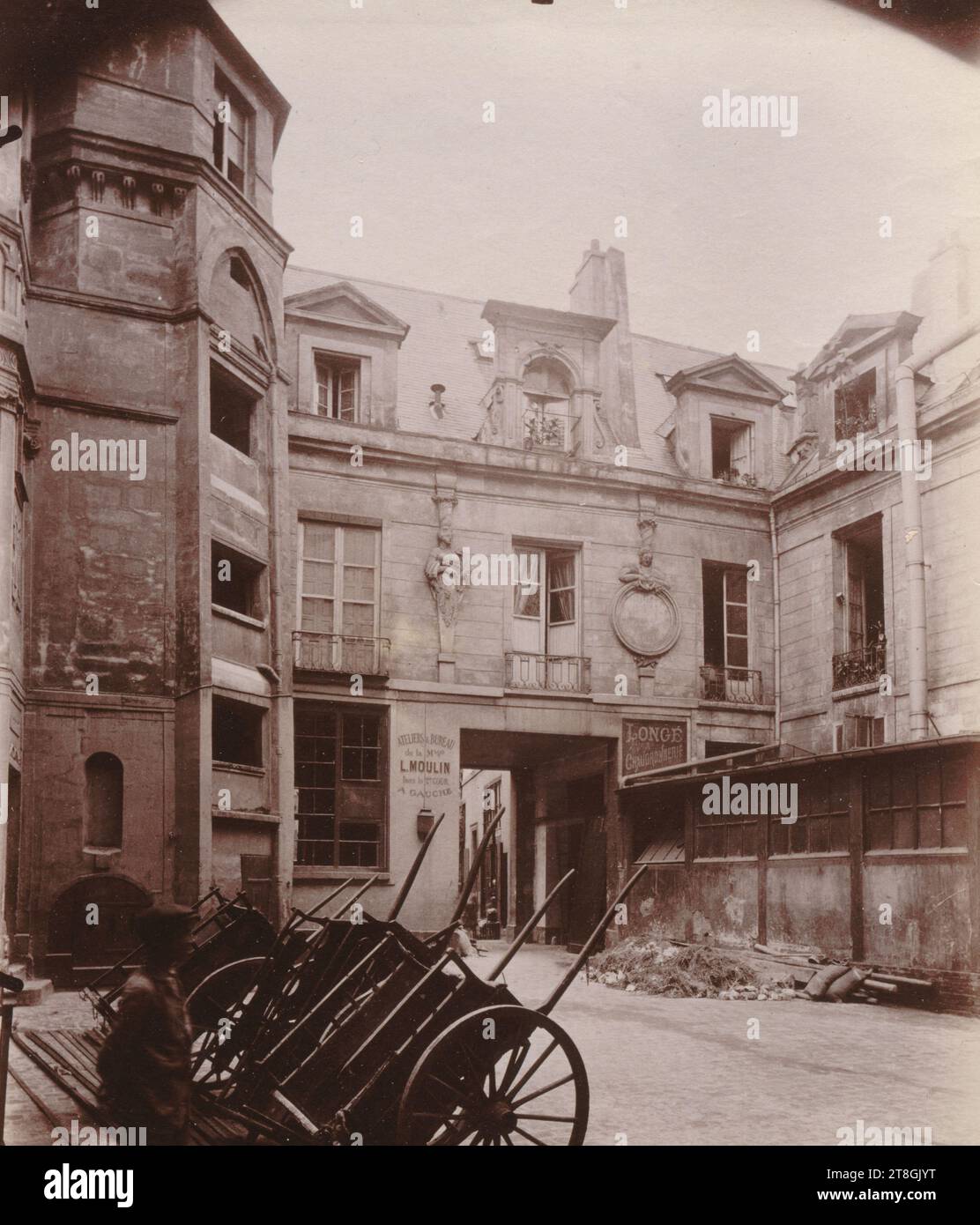 Cour Charlemagne, passage Charlemagne, Hôtel du Prévot former, Hôtel Hugues-Aubriot, 4e arrondissement, Paris, Atget, Eugène (Jean Eugène Auguste Atget), photographe, Photographie, Arts graphiques, Albumen print, dimensions - travail : hauteur : 22.1cm, largeur : 17.9cm Banque D'Images