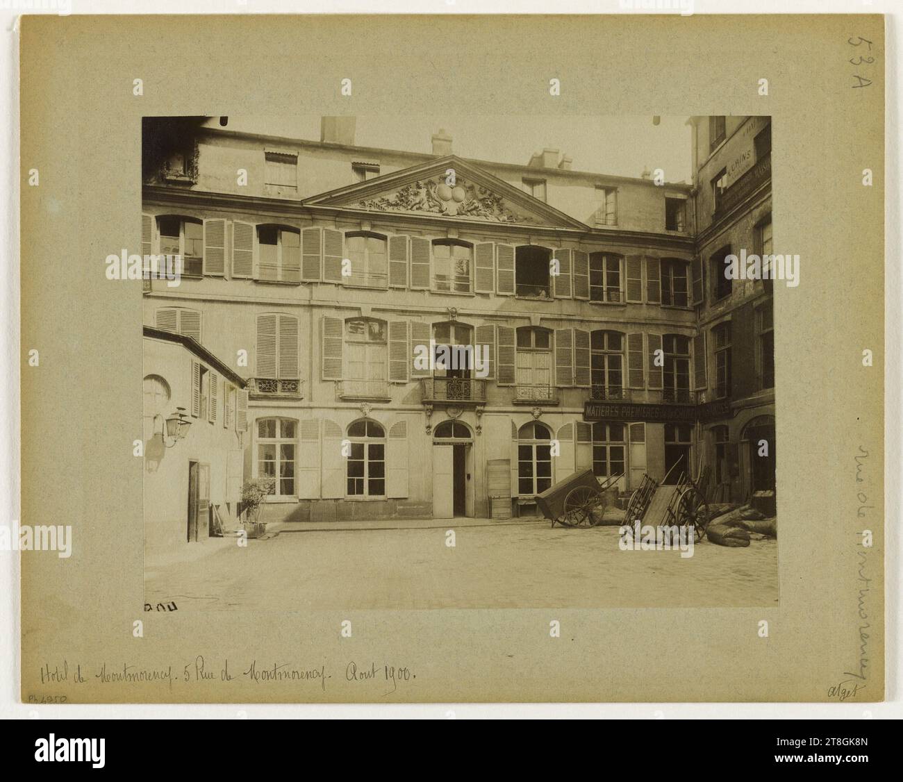 Cour, Hôtel de Montmorency, 5 rue de Montmorency, 3e arrondissement, Paris, Atget, Eugène (Jean Eugène Auguste Atget), photographe, Photographie, Arts graphiques, Albumen print, dimensions - travail : hauteur : 17,2 cm, largeur : 22 cm, Dimensions - montage:, hauteur : 23,9 cm, largeur : 30 cm Banque D'Images