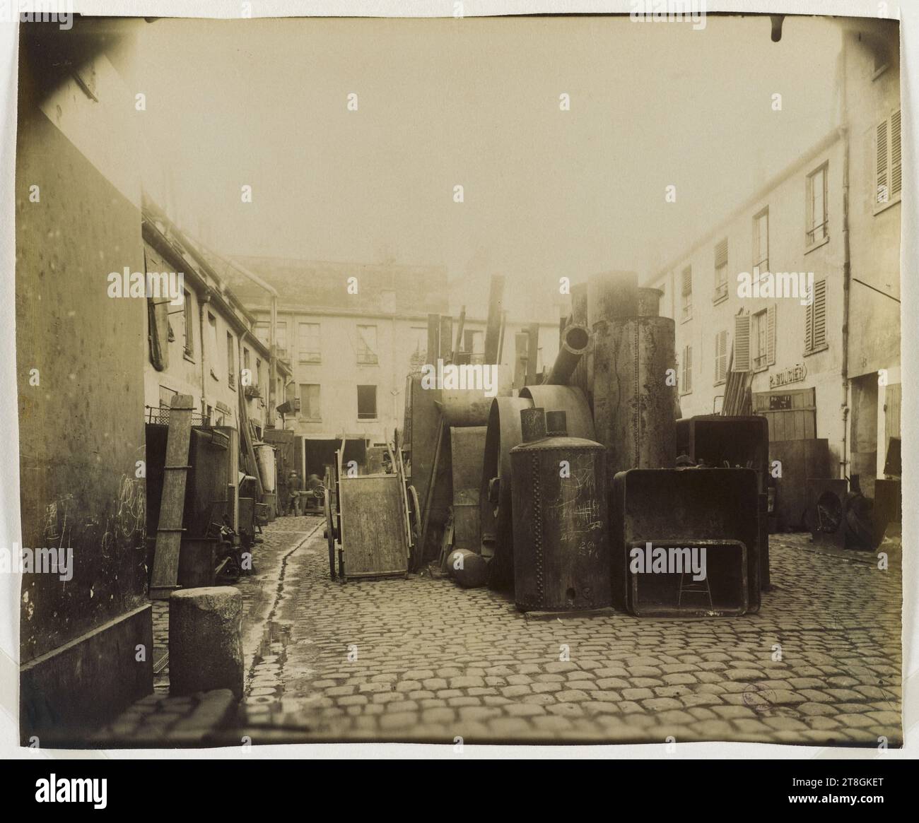 Cour Veissière, 11 passage Thier, 11e arrondissement, Paris, Atget, Eugène (Jean Eugène Auguste Atget), photographe, Photographie, Arts graphiques, Albumen print, dimensions - travail : hauteur : 17,8 cm, largeur : 21,4 cm Banque D'Images