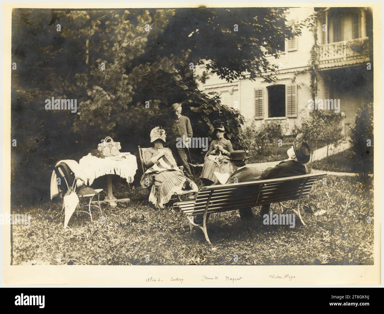 Victor Hugo avec sa famille à Ragatz en Suisse, photographe, en 1884, 2e moitié du 19e siècle, Maison de Victor Hugo - Maison Hauteville, Photographie, impression gélatine Silverbromide, Dimensions - Dimensions originales : hauteur : 28,3 cm, largeur : 37,5 cm Banque D'Images