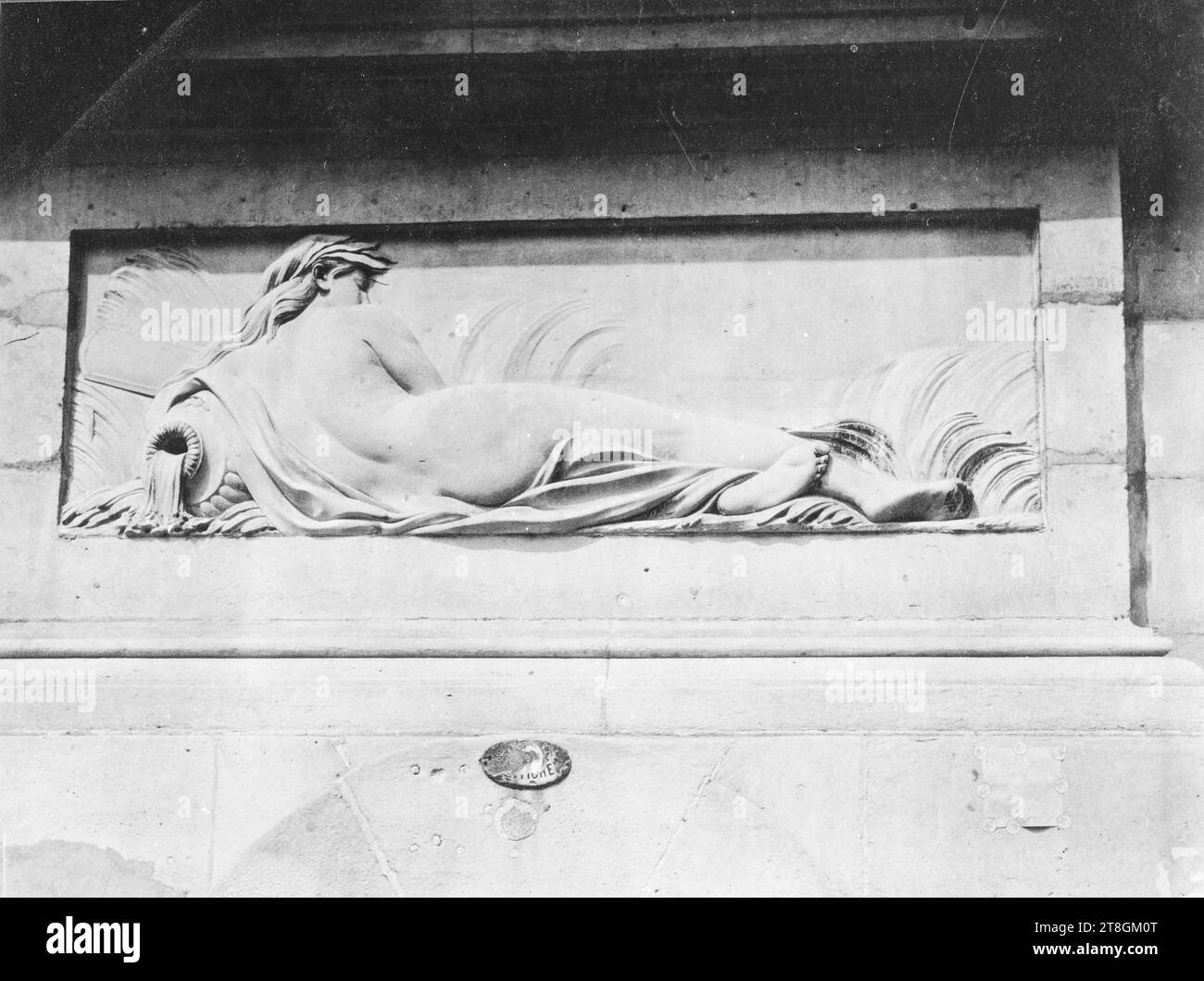 Détail du bas-relief (naïade sculptée par Mignot) de la fontaine des Haudriettes, coin rue des Archives et rue des Haudriettes, 3e arrondissement, Paris, Atget, Eugène (Jean Eugène Auguste Atget), photographe, Photographie, Arts graphiques, estampe albumen, dimensions - travail : hauteur : 17,6 cm, largeur : 21,8 cm Banque D'Images