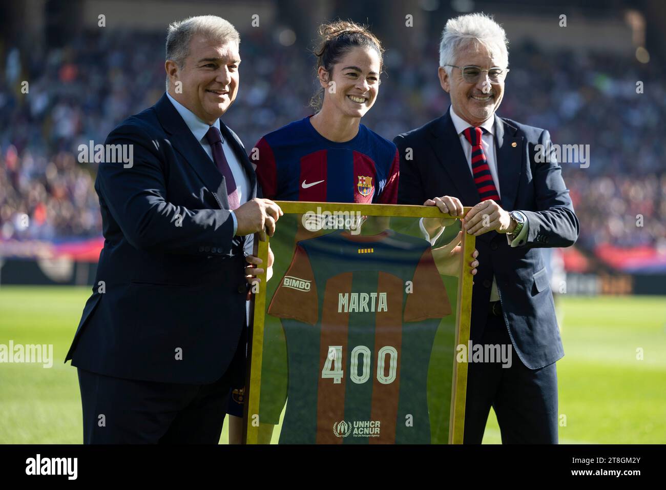 Barcelone, Espagne. 19 novembre 2023. BARCELONE, ESPAGNE - 19 NOVEMBRE : Marta Torrejon du FC Barcelone pose avec un t-shirt hommage pour ses 400 matchs en tant que joueuse du FC Barcelone avant le match de Liga F entre le FC Barcelone et le Real Madrid au Estadi Olimpic Lluis Companys le 19 novembre 2023 à Barcelone, Espagne crédit : DAX Images/Alamy Live News Banque D'Images