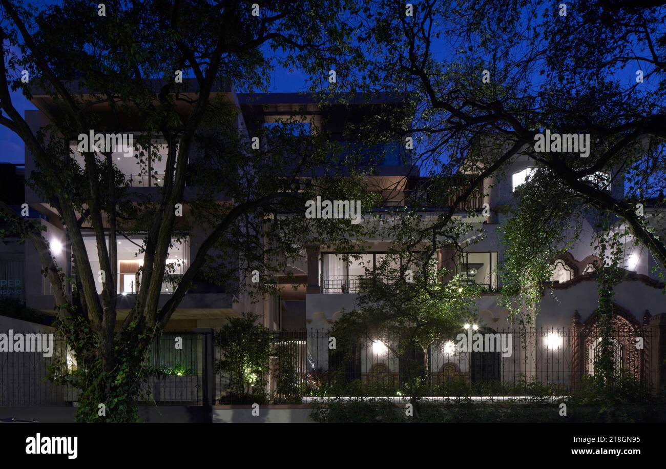 Élévation nocturne de l'extérieur. Hotel Casa Polanco, Mexico, Mexique. Architecte : Gantous Arquitectos, 2022. Banque D'Images