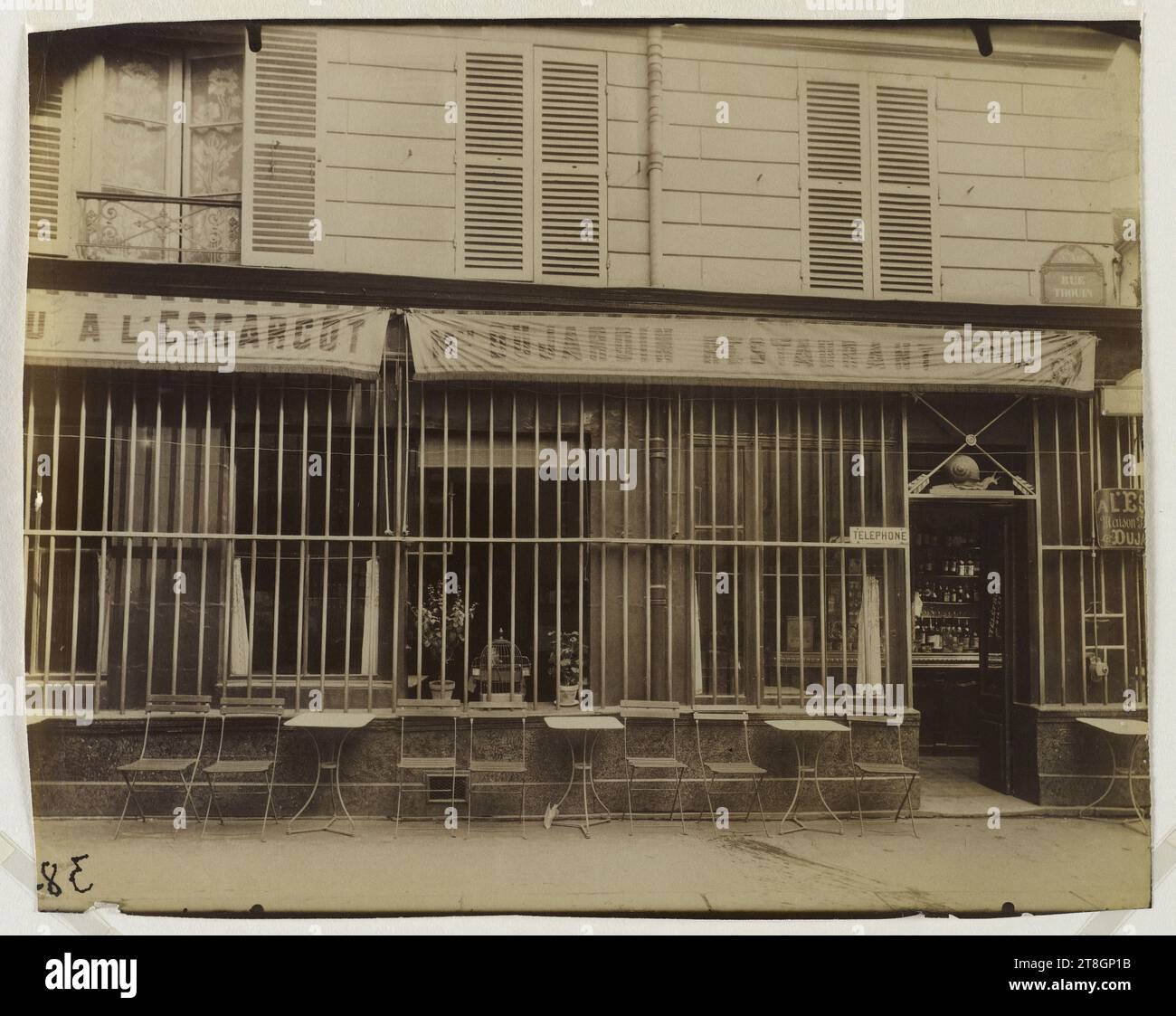 Grille du restaurant 'A l'escargot, coin 1 rue Thouin et 52 rue Descartes, 5e arrondissement, Paris, Atget, Eugène (Jean Eugène Auguste Atget), photographe, Photographie, Arts graphiques, tirage albumen, dimensions - travail : hauteur : 17,9 cm, largeur : 22,3 cm Banque D'Images