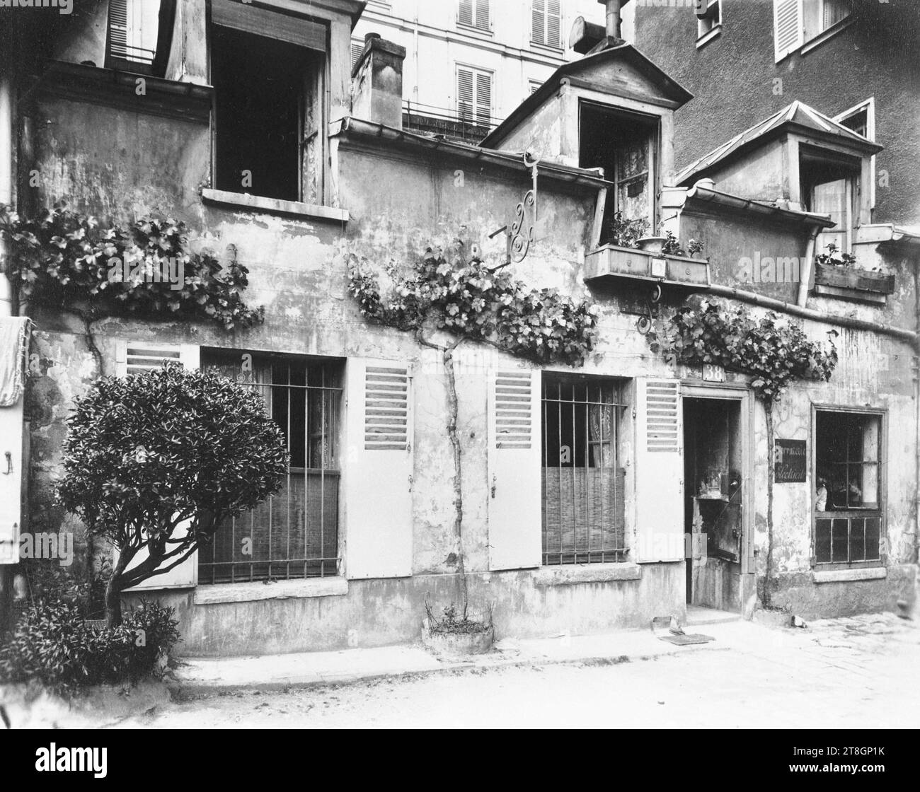 Maison ancienne, 38 rue Berton, quartier Passy, 16e arrondissement, Paris, Atget, Eugène (Jean Eugène Auguste Atget), photographe, Photographie, Arts graphiques, Albumen print, dimensions - travail : hauteur : 17,9 cm, largeur : 22,2 cm Banque D'Images