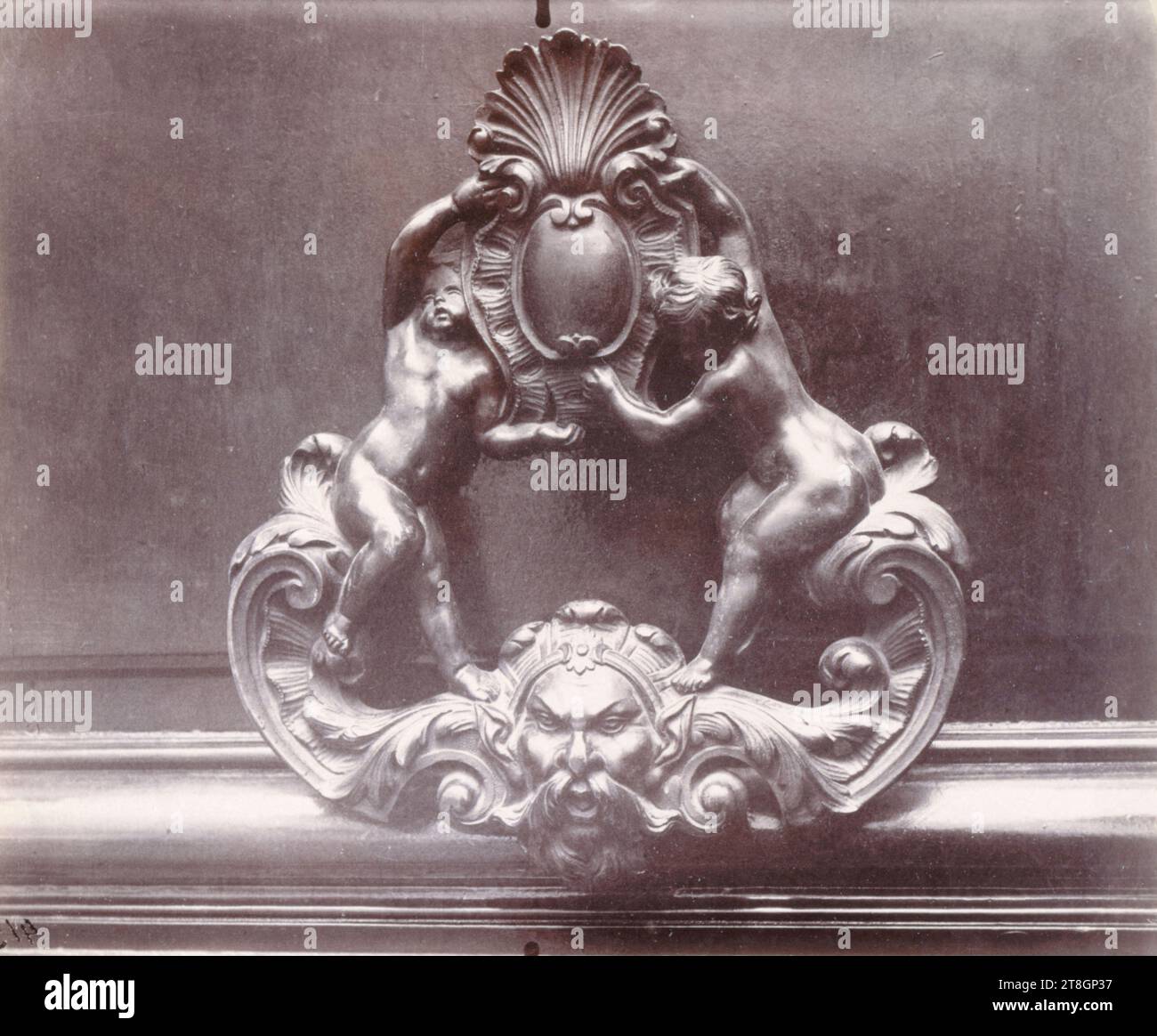Doorknocker, Ambassade d'Autriche (Hôtel du maréchal de Montmorency, Hôtel de Matignon) 57 rue de Varenne, 7e arrondissement, Paris, Atget, Eugène (Jean Eugène Auguste Atget), photographe, Photographie, Arts graphiques, Albumen print, dimensions - travail : hauteur : 17,8 cm, largeur : 21,8 cm Banque D'Images