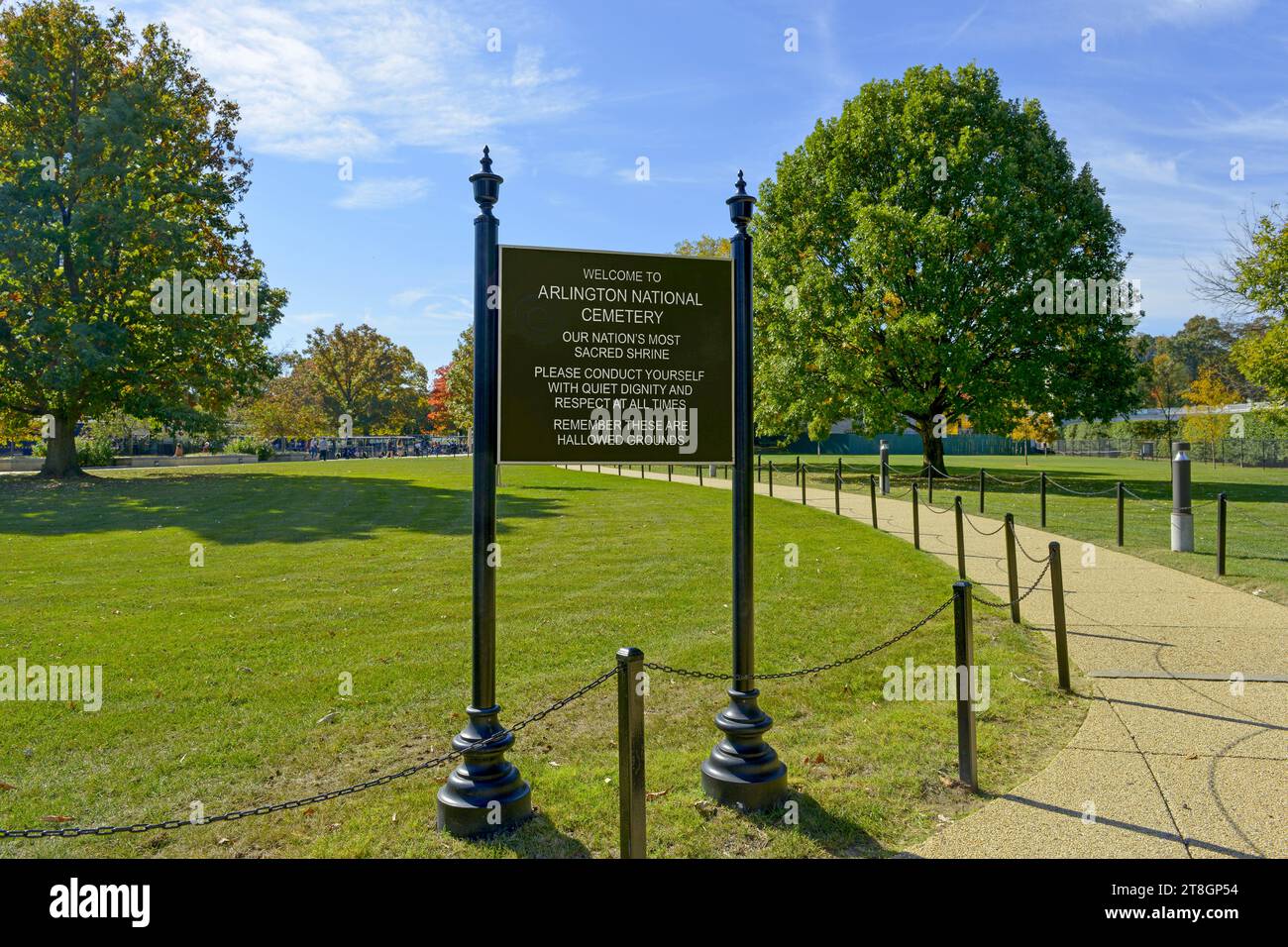Panneau de bienvenue et règles à l'entrée du cimetière d'Arlington en Virginie Banque D'Images
