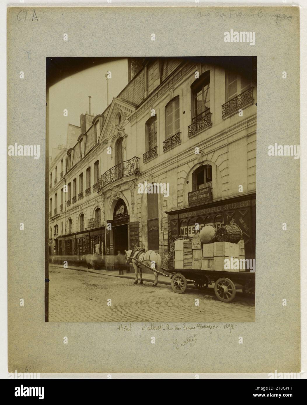 Hôtel d'Albret, 31 rue des Francs-Bourgeois, 4e arrondissement, Paris, Atget, Eugène (Jean Eugène Auguste Atget), photographe, en 1898, Photographie, Arts graphiques, photographie, tirage albumen, Dimensions - œuvres : hauteur : 21,8 cm, largeur : 17,3 cm, Dimensions - monture ancienne:, hauteur : 30 cm, largeur : 24,8 cm Banque D'Images