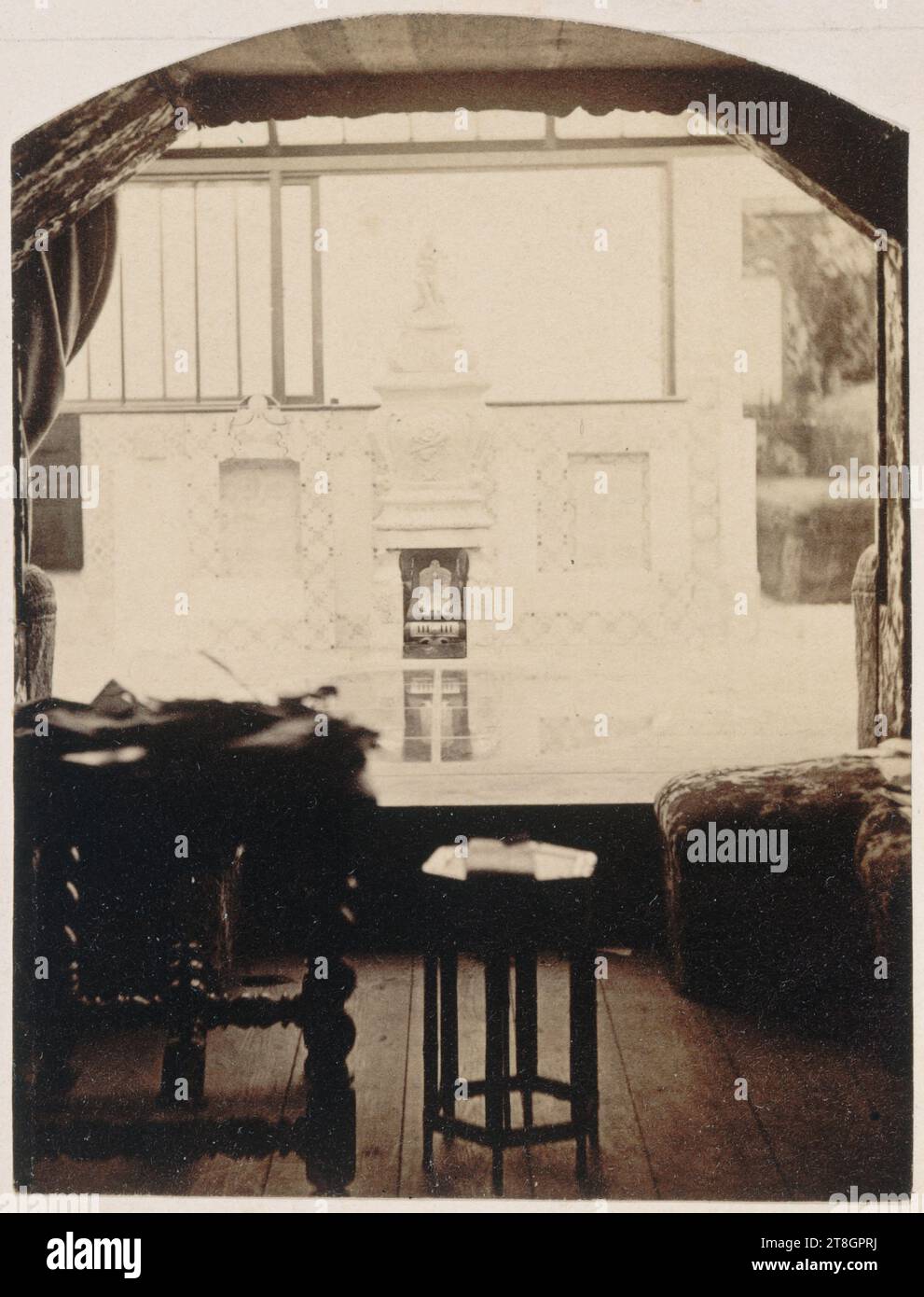 Reportage d'Edmond Bacot à Hauteville House : le regard et l'étude, 1862, Bacot, Edmond, photographe, ete 1862, 3e quart du 19e siècle, Maison de Victor Hugo - Maison de Hauteville, Photographie, Photographie, tirage albumen, Guernesey, dimensions - travail : hauteur : 8,6 cm, largeur : 6,3 cm, Dimensions - ancien montage:, hauteur : 11,2 cm, largeur : 8,2 cm, Dimensions - montage:, hauteur : 40 cm, largeur : 30 cm Banque D'Images