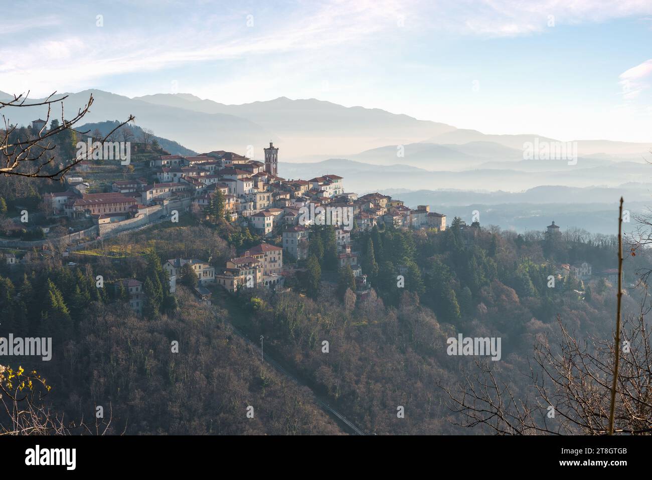 Sacro Monte di Varese, Italie, au lever du soleil. Village médiéval inscrit sur la liste du patrimoine mondial de l'UNESCO Banque D'Images