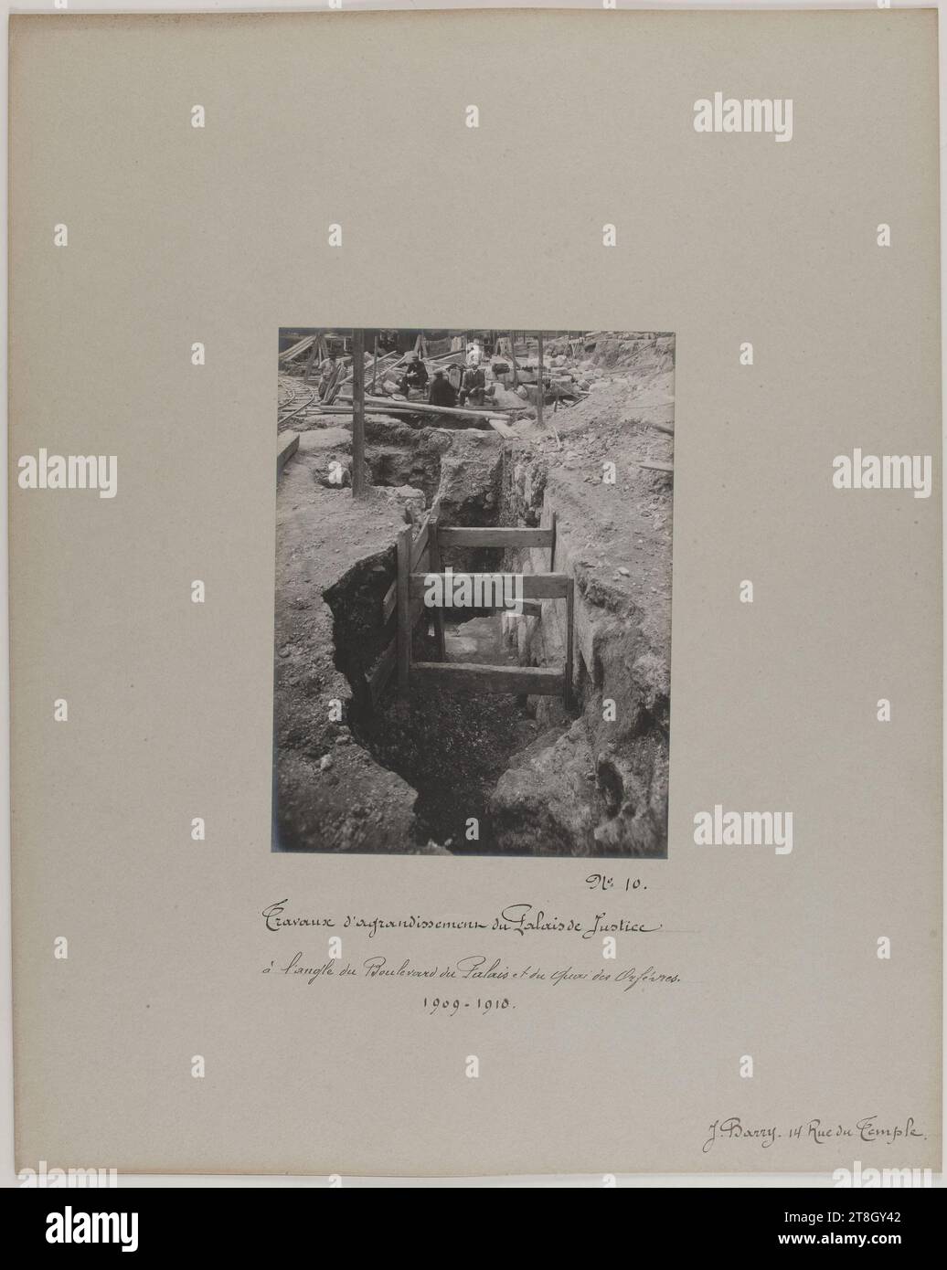 Agrandissement du Palais de Justice à l’angle du Boulevard du Palais et du Quai des Orfèvres, 4e arrondissement, Paris, Barry, Jean, photographe, entre 1909-1910, Photographie, Arts graphiques, Photographie, impression bromure d'argent gélatine, Dimensions - travail : hauteur : 16,7 cm, largeur : 22,8 cm, Dimensions - monture antique:, hauteur : 40,1 cm, largeur : 50,2 cm Banque D'Images