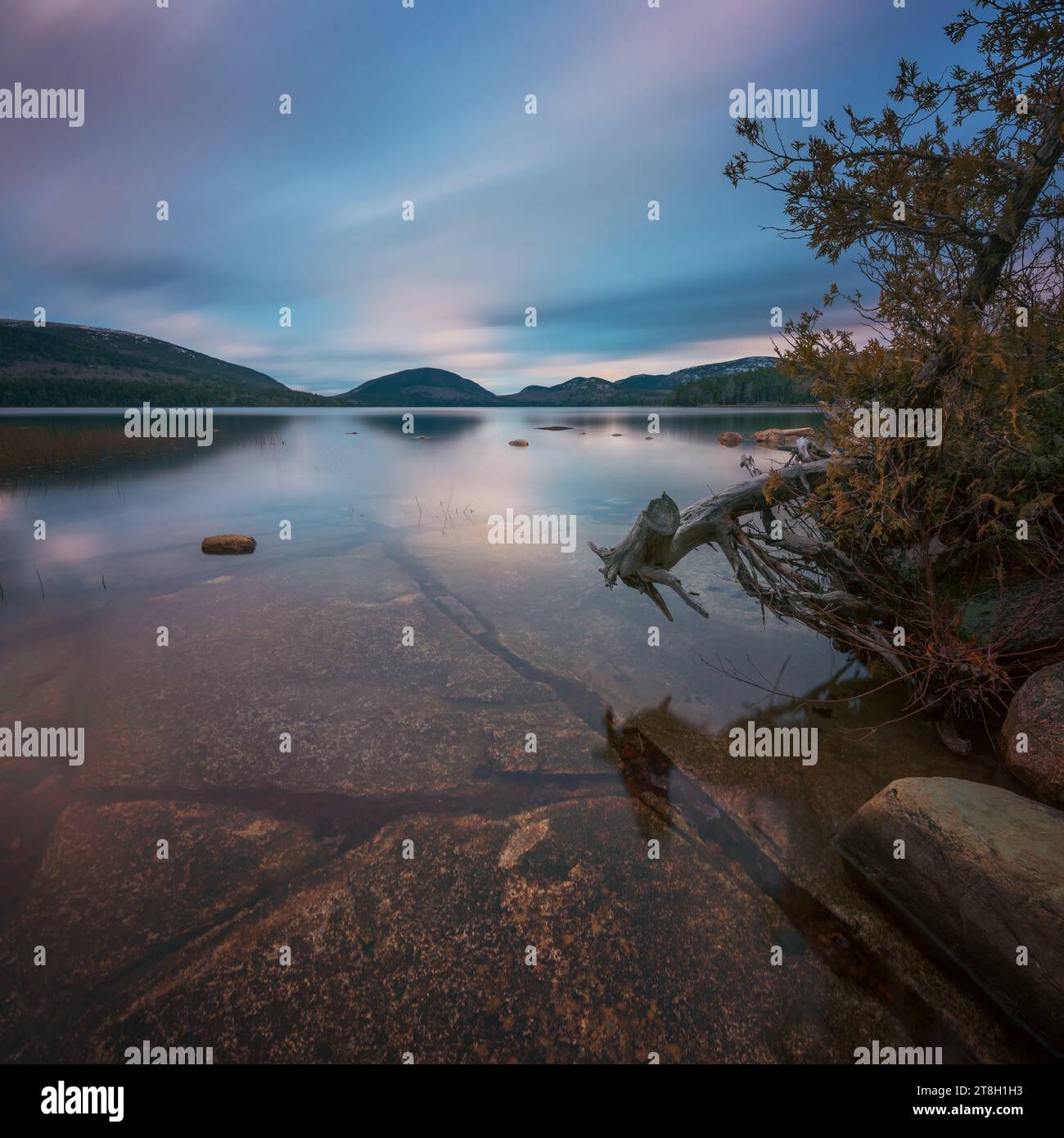 Coucher de soleil du Maine sur le lac réfléchissant en été Banque D'Images