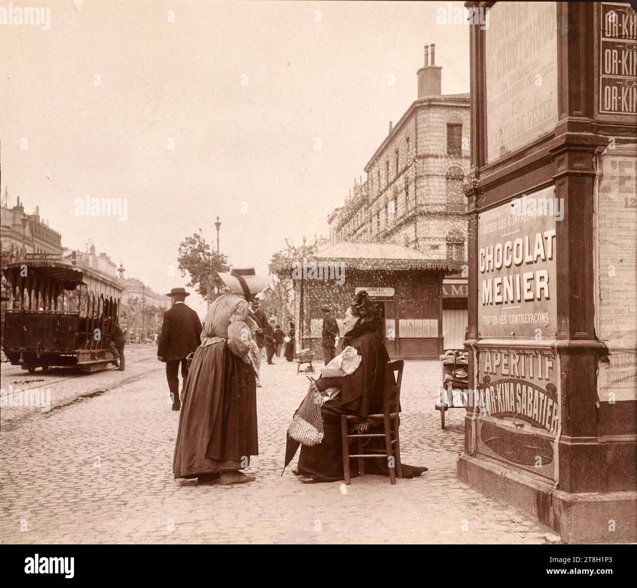 Vieilles femmes parlant, une assise, grande avenue, Paris, photographe amateur, 19e-20e siècle, Photographie, Arts graphiques, Photographie, Dimensions - image:, hauteur : 7,3 cm, largeur : 8,6 cm, Dimensions - marge:, hauteur : 8,3 cm, largeur : 8,8 cm Banque D'Images