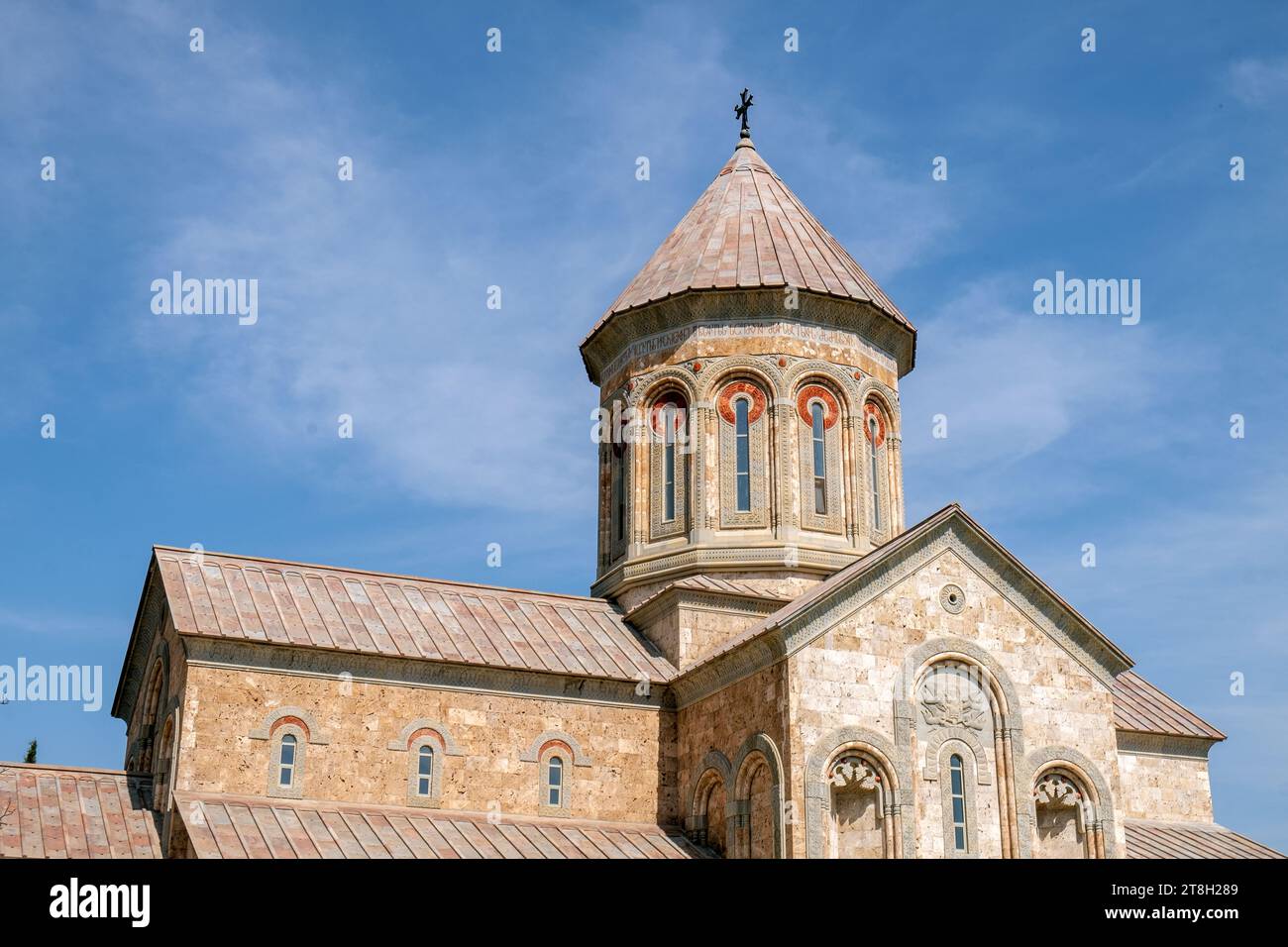 Temple de Sainte Nina dans le monastère de Bodbe. Complexe monastique orthodoxe géorgien. Lieux de pèlerinage en Géorgie. Destination du voyage. Photo de haute qualité Banque D'Images