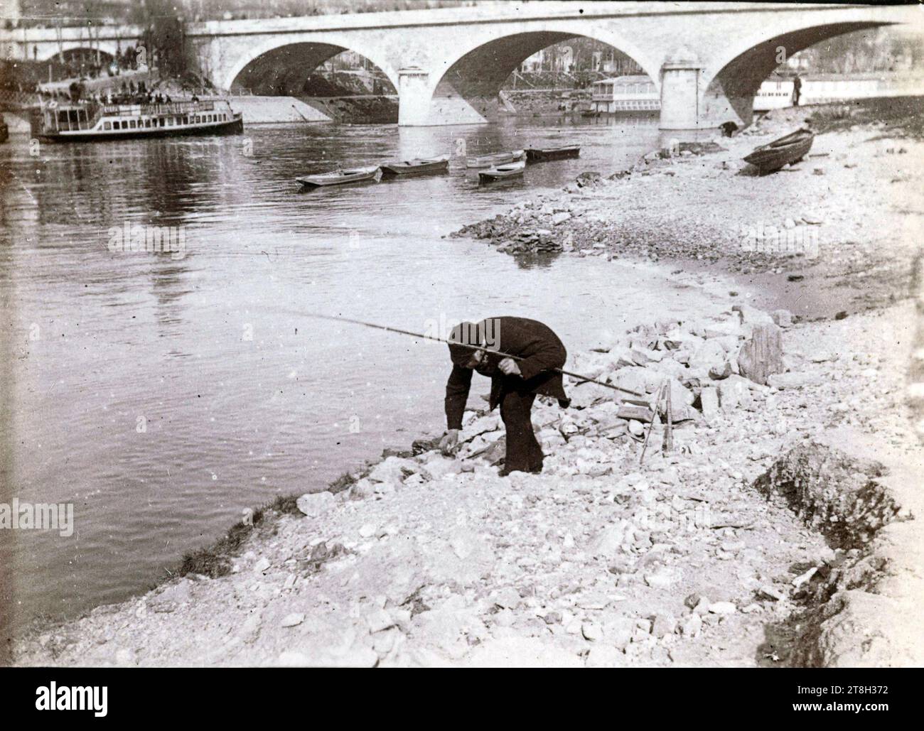 Pêcheur sur les quais de la Seine, Paris, photographe amateur, 19e-20e siècle, Photographie, arts graphiques, Photographie, impression au chlorure d'argent gélatine développée, Dimensions - image:, hauteur : 4,2 cm, largeur : 5,8 cm, Dimensions - marge:, hauteur : 4,5 cm, largeur : 6 cm Banque D'Images