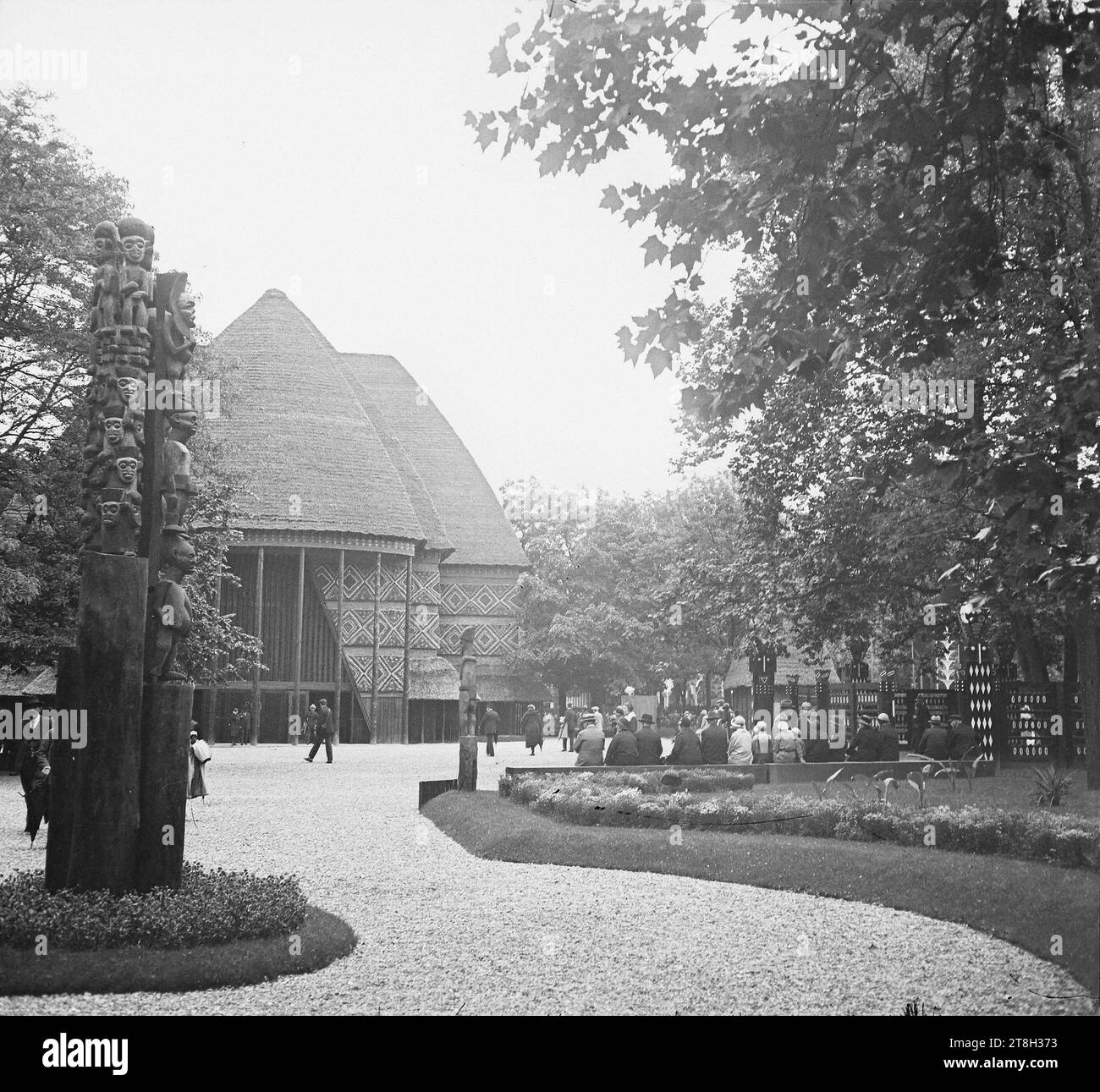 Pavillon Cameroun-Togo, exposition coloniale internationale, Bois de Vincennes, 12e arrondissement, Paris. 1931, photographe, en 1931, 20e siècle, Photographie, arts graphiques, Photographie, plaque de verre photographique, vue stéréoscopique, négatif en verre au bromure d'argent Gelatino, Paris, Dimensions - oeuvre : hauteur : 5,9 cm, largeur : 12,9 cm Banque D'Images
