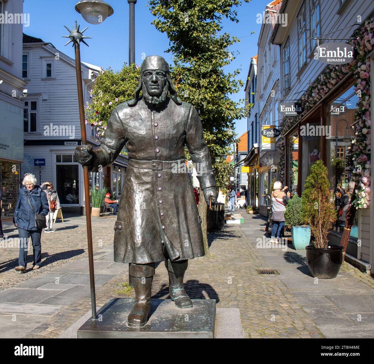 Escultura de un vikingo en una calle comercial del centro histórico de Stavanger, Noruega Banque D'Images