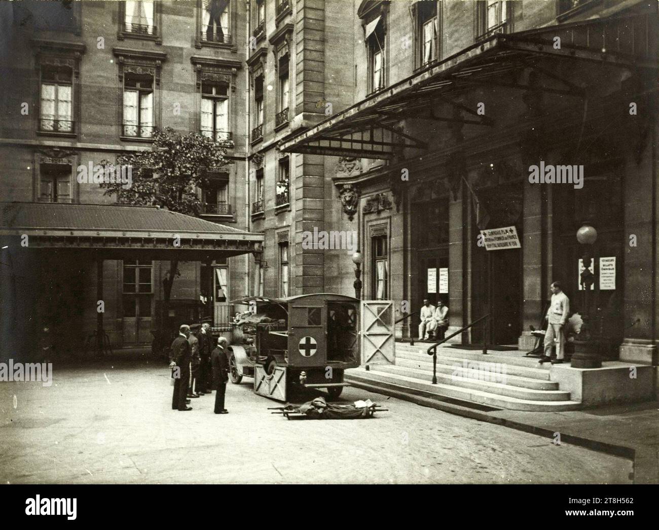 Ambulance de la Compagnie de Lyon : arrivée de blessés graves, photographe, entre 1914 et 1918, 1e quart 20e siècle, Photographie, Photographie, Paris, Dimensions - travail : hauteur : 12,8 cm, largeur : 17,9 cm Banque D'Images