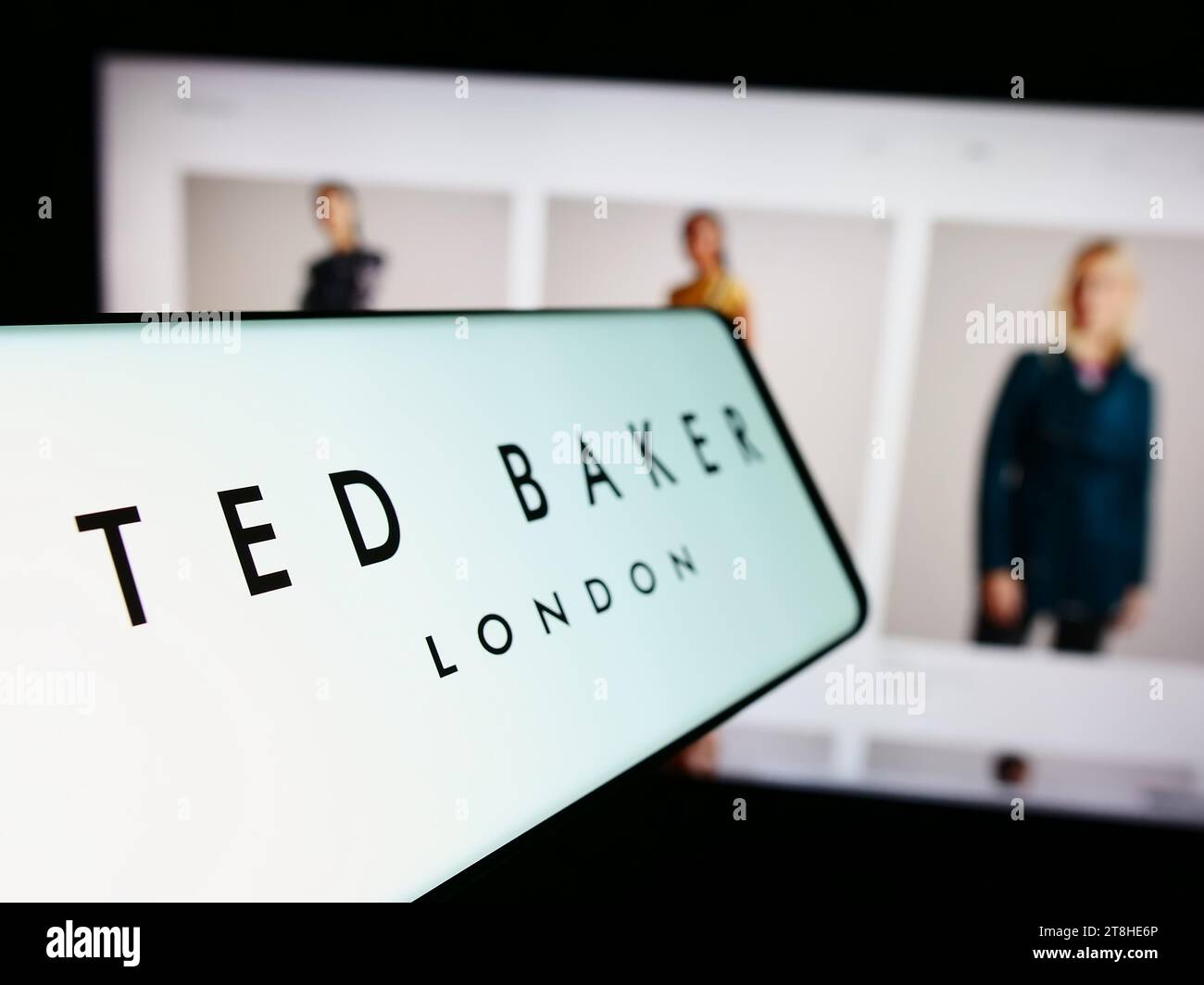 Téléphone portable avec le logo de la société britannique de vente au détail de vêtements Ted Baker plc devant le site Web de l'entreprise. Concentrez-vous sur le centre gauche de l'écran du téléphone. Banque D'Images