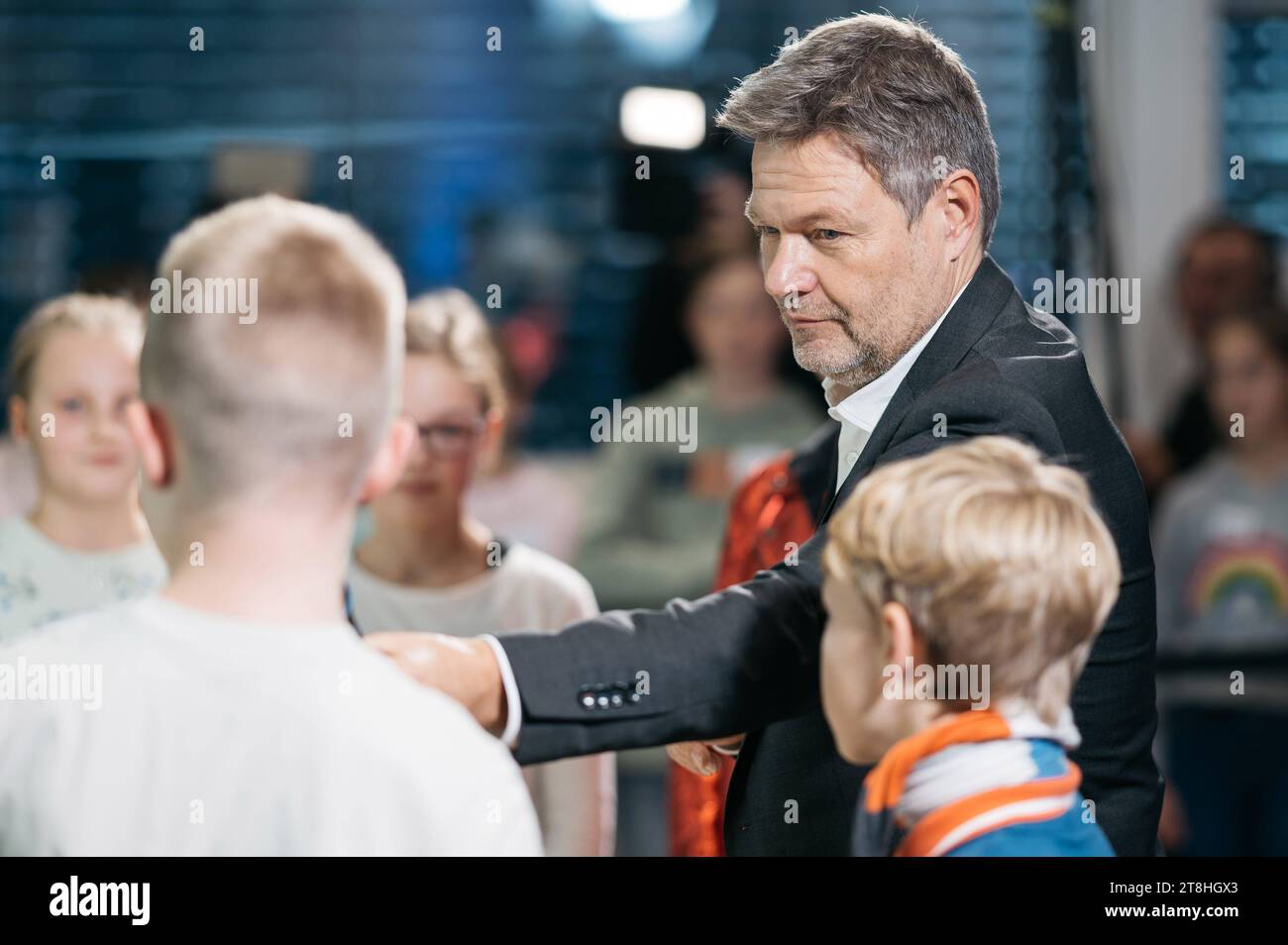 Digital Gipfel des Bundes 2023 in Jena am 20.11.2023 Ausstellung im foyer der Friedrich Schiller Universität Jena Vizekanzler Robert Habeck Die Grünen, Bundesminister für Wirtschaft und Klimaschutz im Austausch mit Kindern an einer Station Campus FSU *** Sommet fédéral du numérique 2023 à Iéna le 20 11 2023 exposition dans le foyer de l'Université Friedrich Schiller Iéna Vice-chancelier Robert Habeck les Verts, ministre fédéral de l'économie et de la protection du climat lors d'un échange avec des enfants dans une station sur le campus de l'FSU crédit : Imago/Alamy Live News Banque D'Images