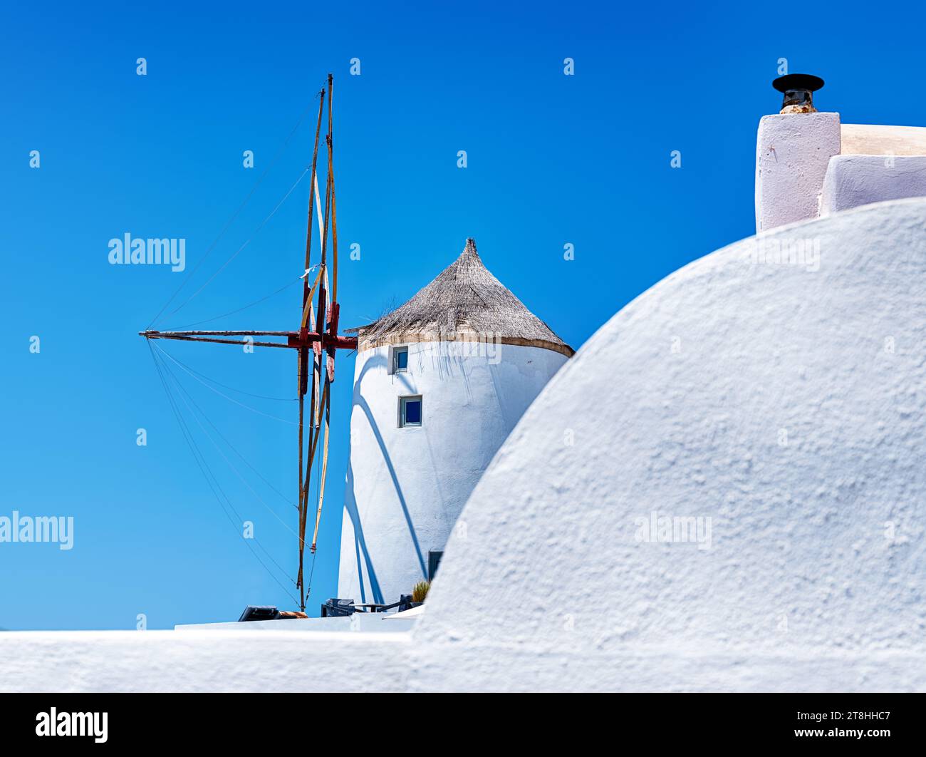 L'un des moulins à vent d'Oia sur l'île de Santorin est une caractéristique architecturale parmi les bâtiments blancs. Banque D'Images