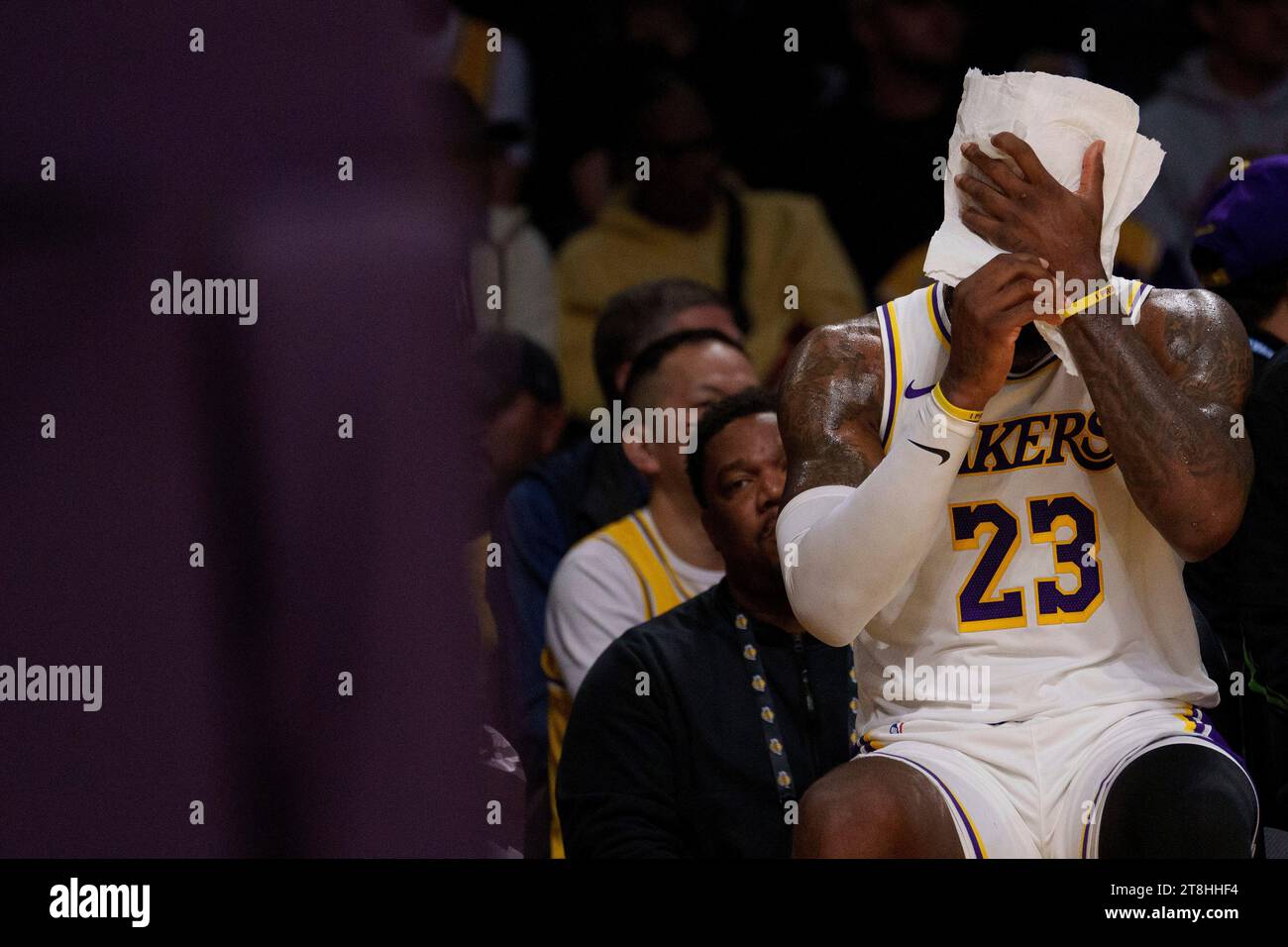 Los Angeles Lakers forward LeBron James (23) wipes his face with a towel during the first half of an NBA basketball game in Los Angeles, Sunday, Nov. 19, 2023. (AP Photo/Eric Thayer) Banque D'Images
