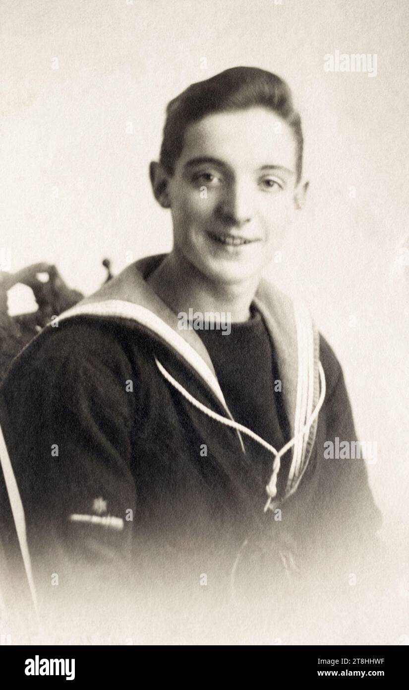 Un marin de la Royal Navy avec un badge commercial Seaman Gunner. Banque D'Images