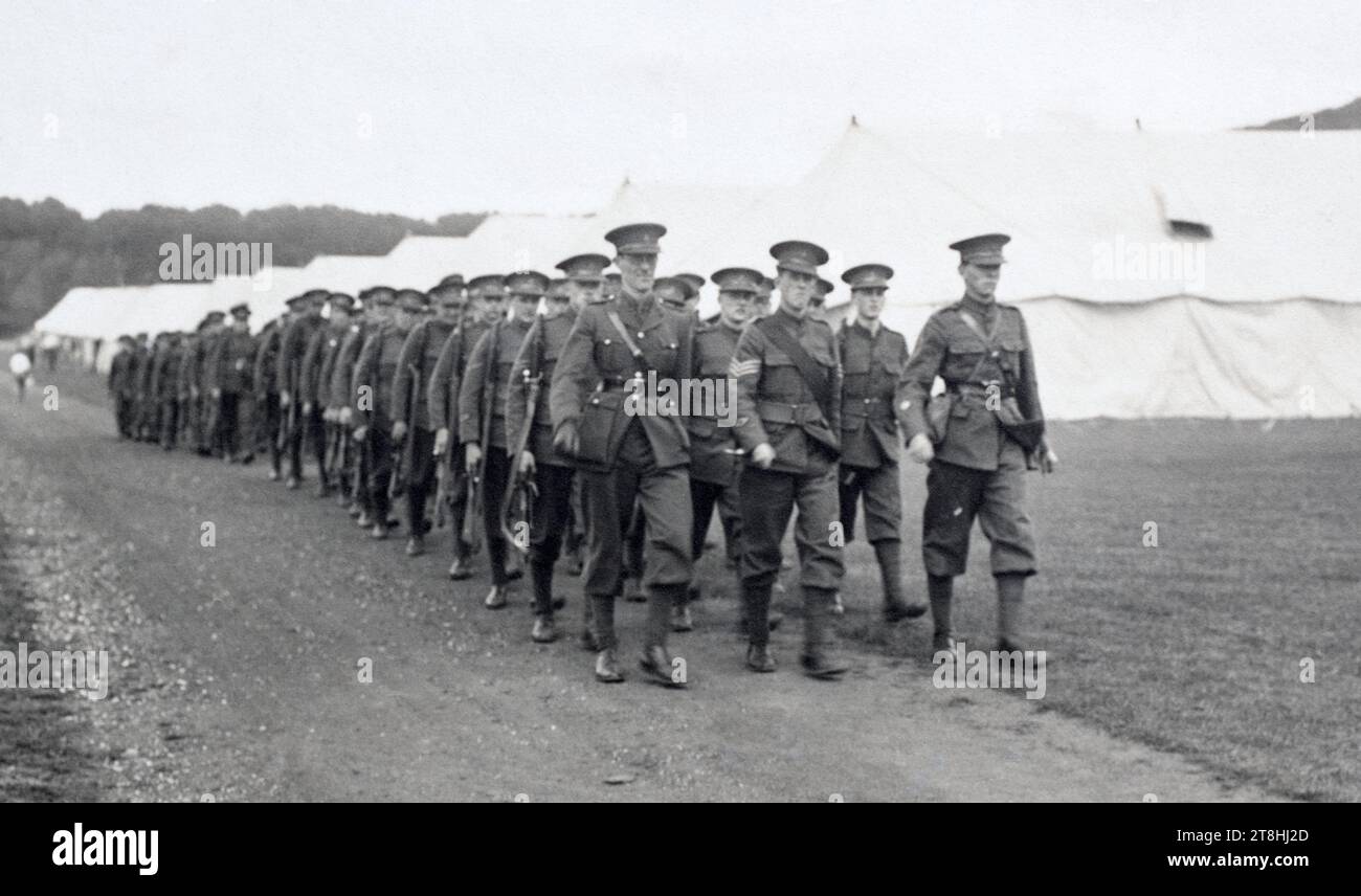 L'infanterie britannique machinant, peut-être des soldats de la Force territoriale dans leur camp annuel. Banque D'Images