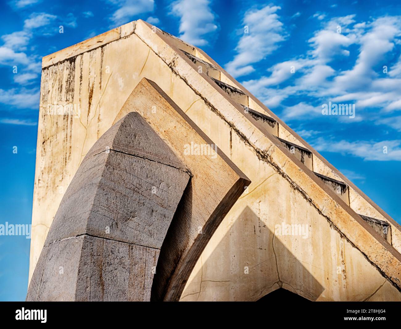 De nombreux instruments astronomiques de l'observatoire Jantar Mantar ont des marches qui mènent au sommet. Banque D'Images