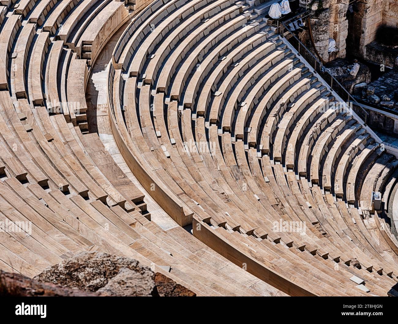 Des gradins de sièges s'élèvent depuis la scène du théâtre de l'Odéon situé sur les pentes de l'Acropole à Athènes. Banque D'Images