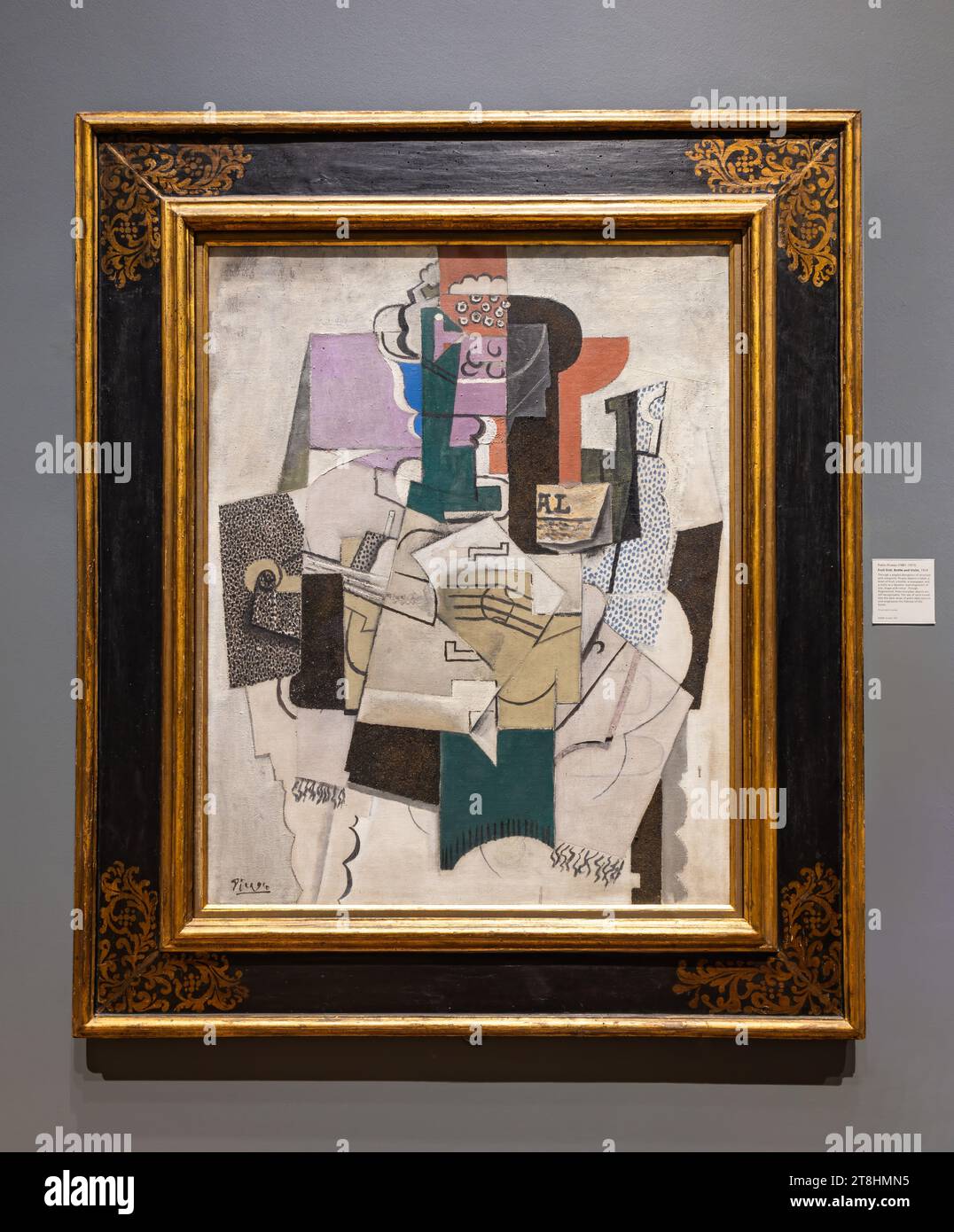 Londres, Royaume-Uni - Mai 2023 : plat de fruits, bouteille et peinture au violon de Pablo Picasso, un exemple du cubisme, le mouvement artistique initiat du début du XXe siècle Banque D'Images
