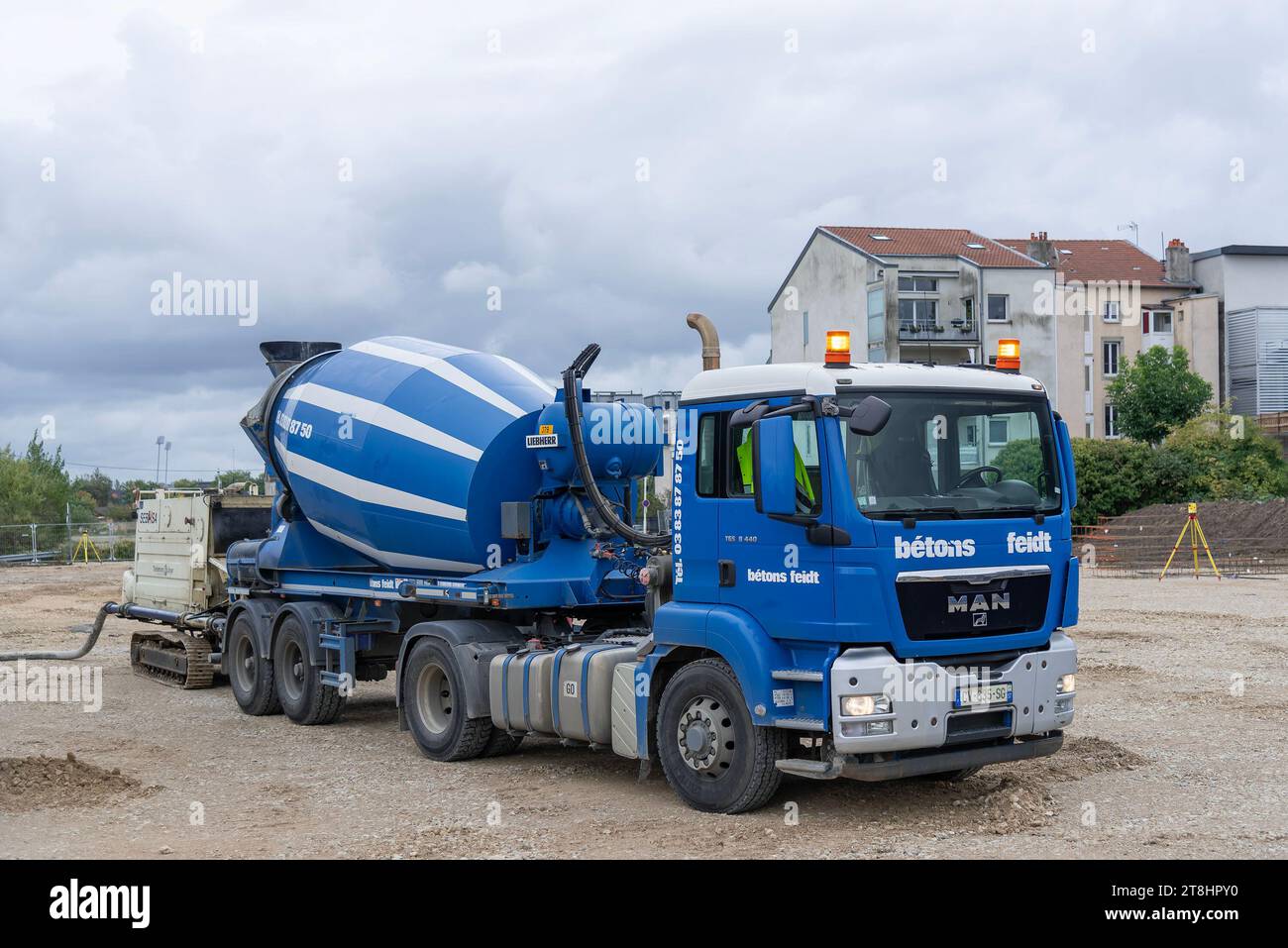 Nancy, France - mélangeur camion bleu MAN TGS 18,440 sur le chantier. Banque D'Images