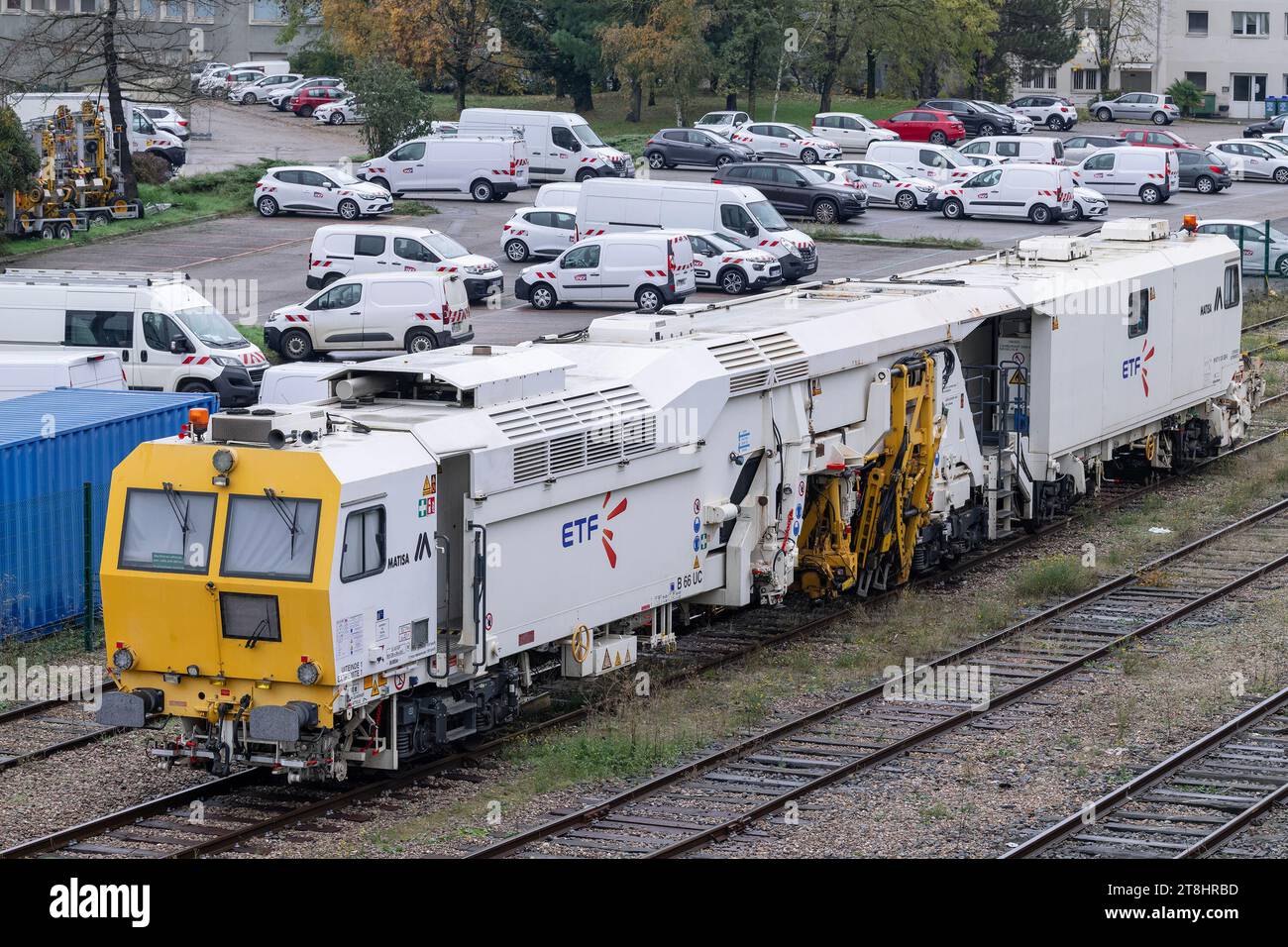 Nancy, France - machine de bourrage universelle blanche Matisa B 66 UC au dépôt ferroviaire de la gare de Nancy. Banque D'Images