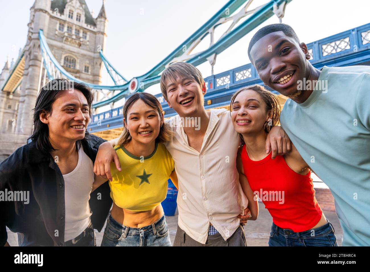 Groupe multiracial de jeunes amis heureux se liant dans la ville de Londres - étudiants adolescents multiethniques se réunissant et s'amusant dans la région de Tower Bridge, Royaume-Uni - concept Banque D'Images