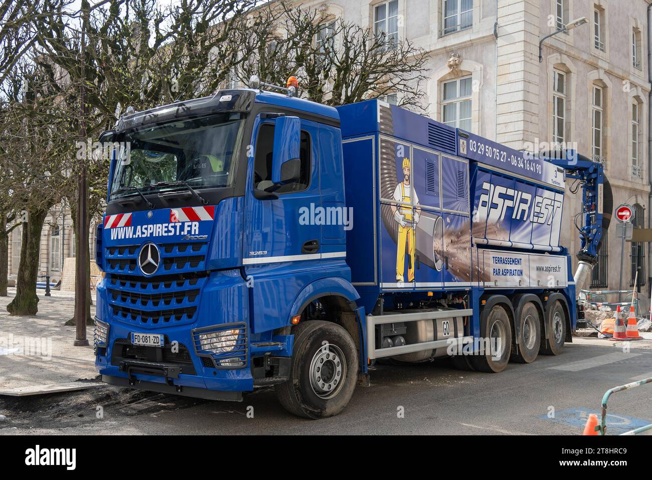 Nancy, France - camion excavateur d'aspiration bleu Mercedes-Benz Arocs 3263 sur un chantier dans une rue. Banque D'Images