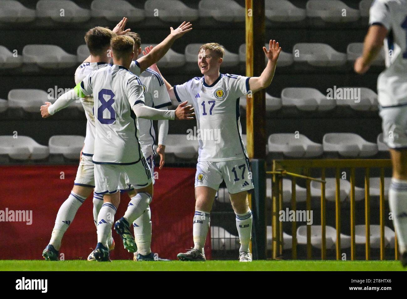 Roeselare, Belgique. 17 novembre 2023. Lyall Cameron (17 ans) d'Écosse célébrant avec ses coéquipiers après avoir marqué un but lors d'un match de football entre les équipes nationales des moins de 21 ans de Belgique et d'Écosse lors de la 4 ème journée de match dans le groupe B dans la qualification du Championnat des moins de 21 ans de l'EUFA, le samedi 17 novembre 2023 à Roeselare, Belgique .(photo de David Catry/Isosport) crédit : Sportpix/Alamy Live News Banque D'Images