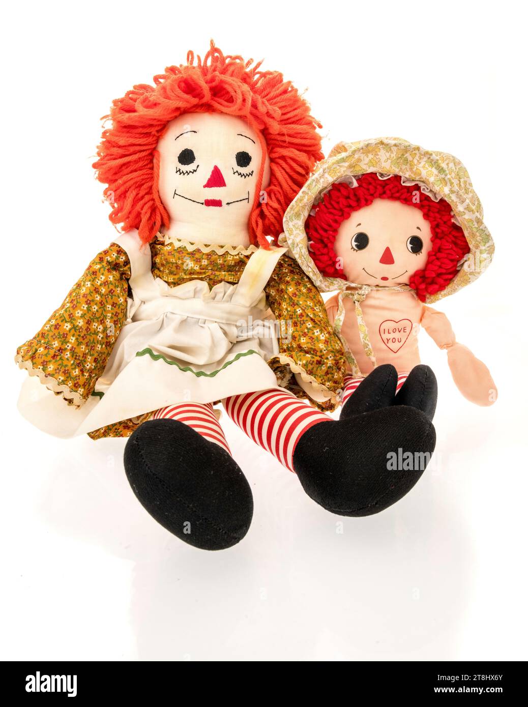 Winneconne, WI - 23 septembre 2023 : un paquet de jouet vintage poupée Raggedy Ann sur un fond isolé Banque D'Images
