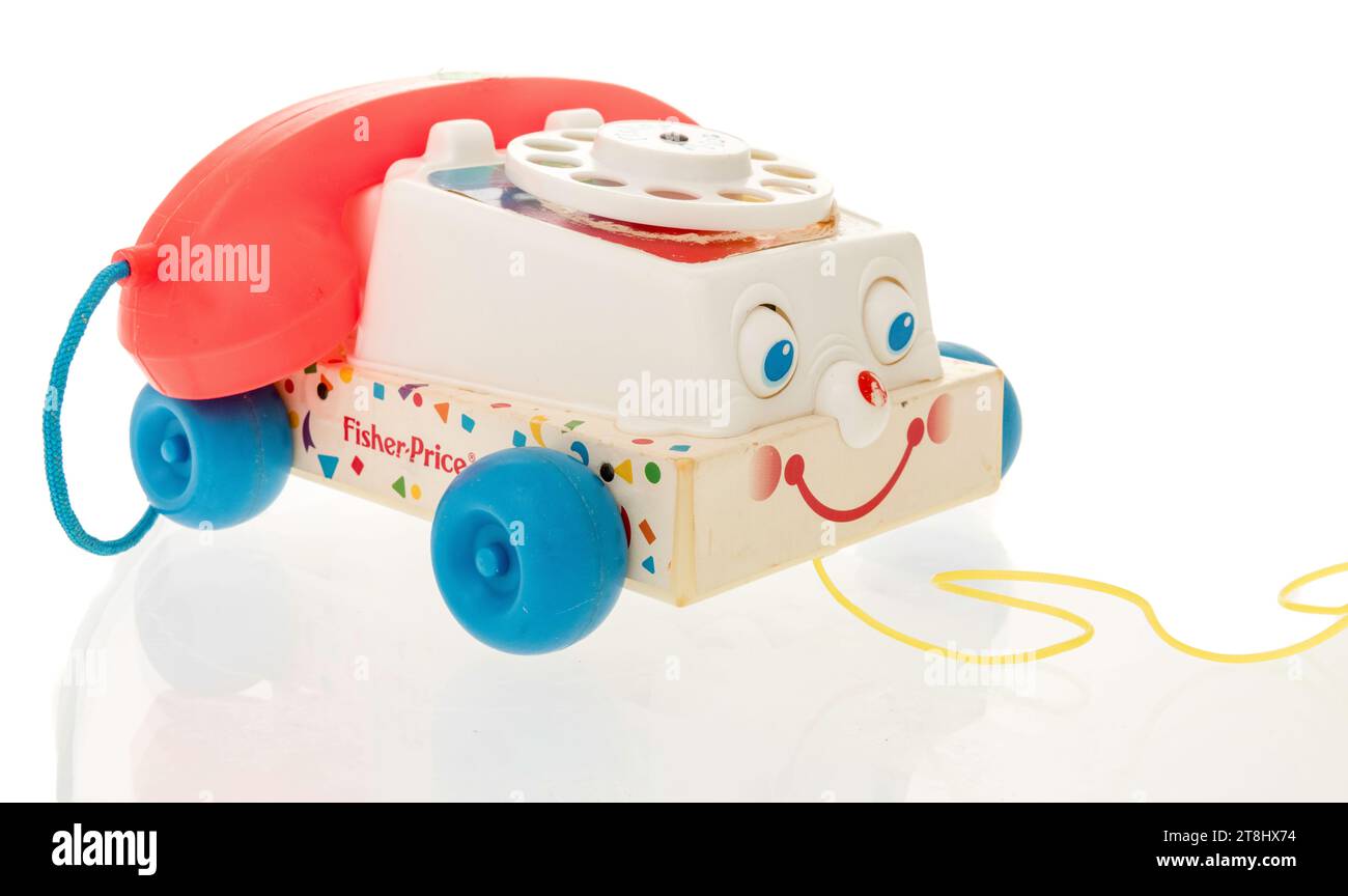 Winneconne, WI - 23 septembre 2023 : un paquet de Fisher Price chatter téléphone vintage jouet sur un fond isolé Banque D'Images