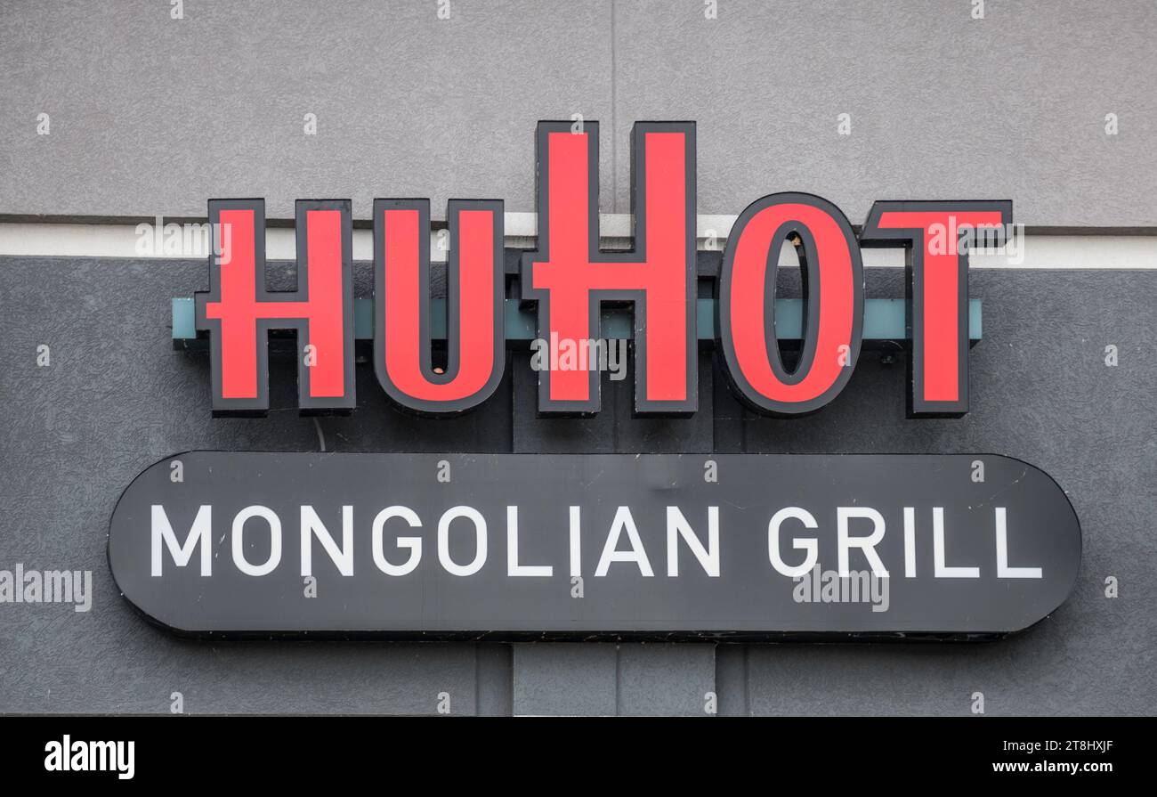 Green Bay, WI - 12 octobre 2023 : un panneau Hu Hot Mongolian grill Banque D'Images
