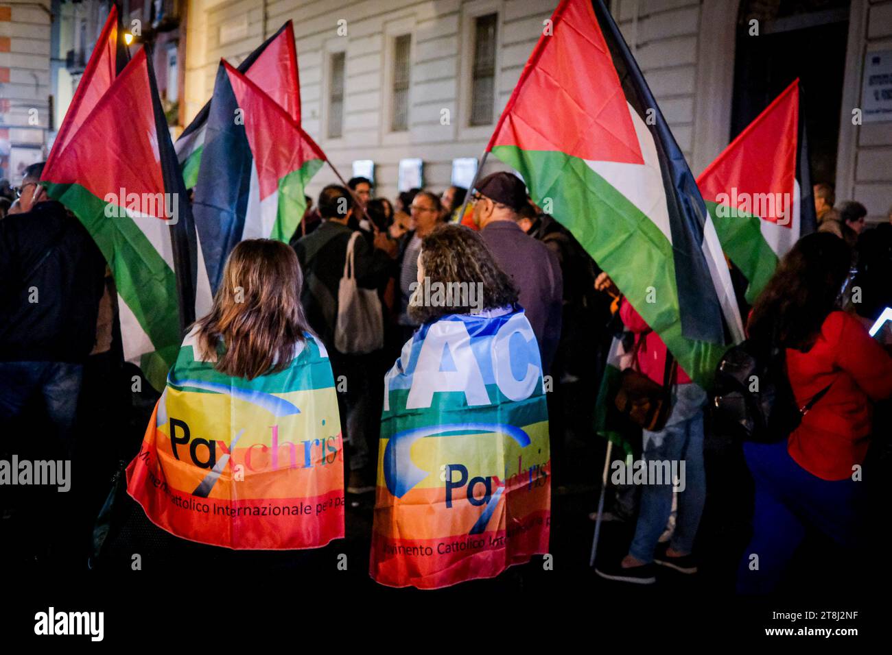 Le Comité pour la paix et le désarmement se réunit à Naples en novembre 20 2023 pour une procession interconfessionnelle aux flambeaux pour la paix au Moyen-Orient entre la Palestine et Israël Banque D'Images