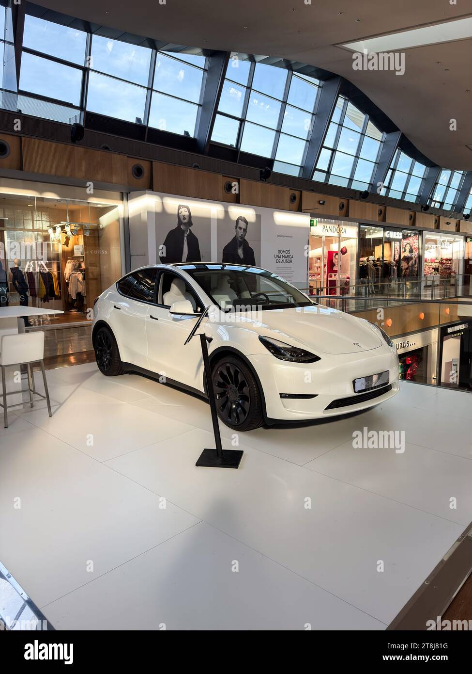 Tesla Model y a exposé à Puerto Venecia, un centre commercial reconnu basé dans la ville de Saragosse, en Espagne. Banque D'Images
